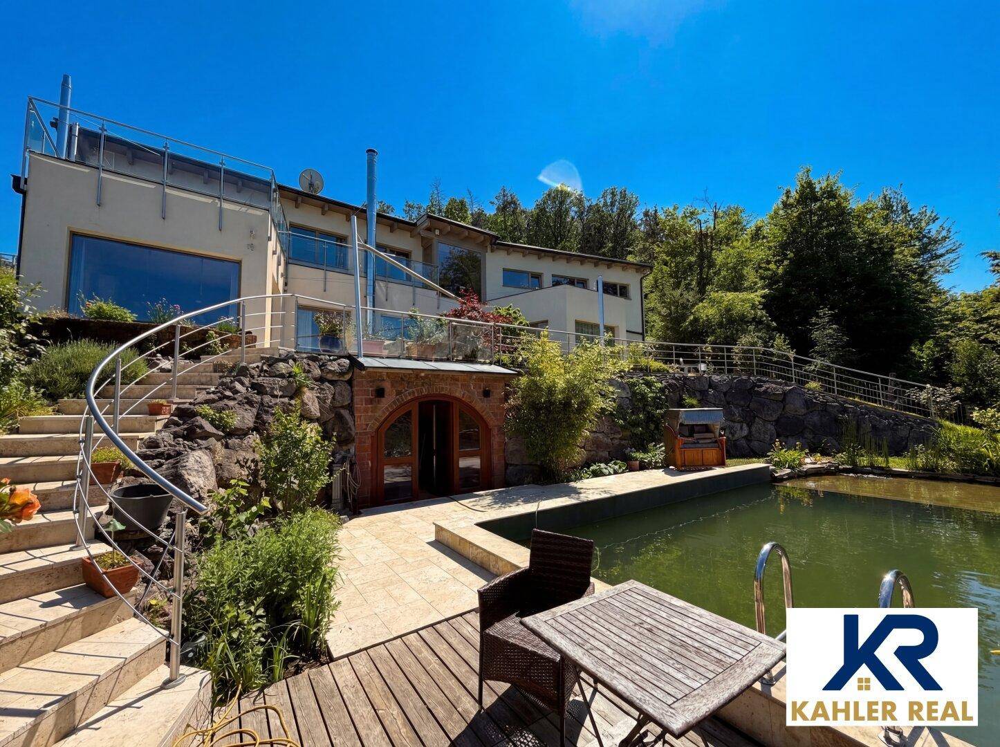 Exklusives Anwesen mit großem Garten, Naturpool und gemütlicher Terrasse für entspannte Stunden im Freien.