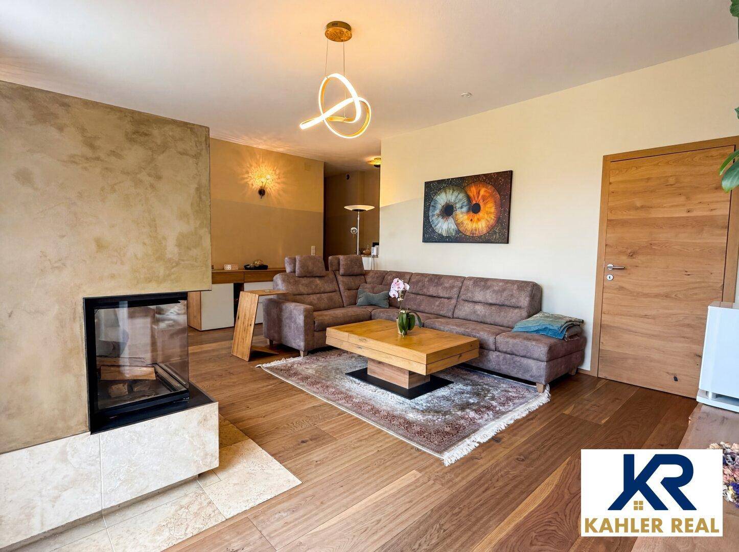 Gemütliches Wohnzimmer mit modernem Kamin, bequemer Couch und stilvoller Beleuchtung.