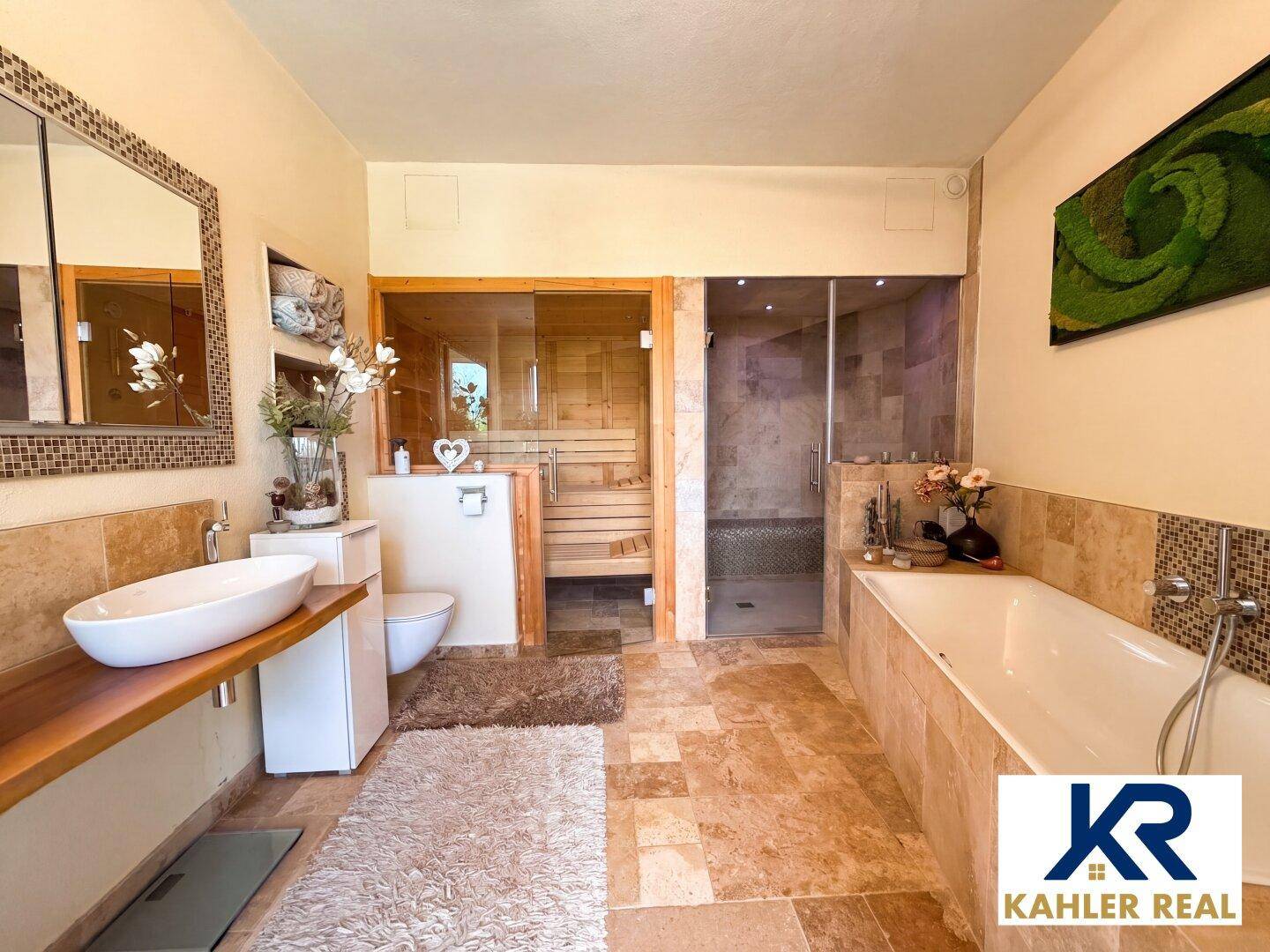Luxuriöses Badezimmer mit Sauna, Badewanne, Dusche und Doppelwaschbecken in warmen Erdtönen.