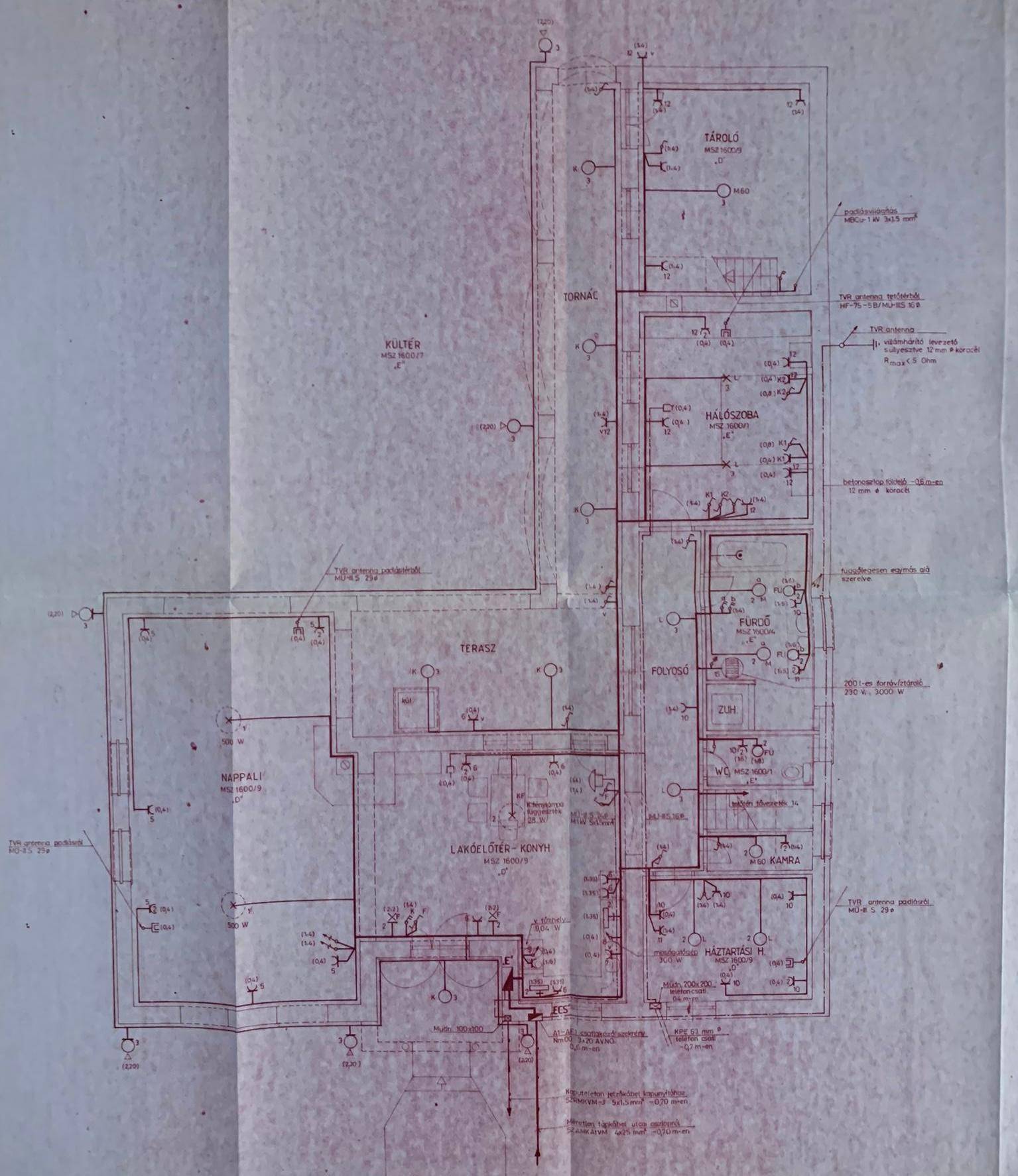 Detaillierter Grundrissplan mit elektrischen Installationen und Raumaufteilung.