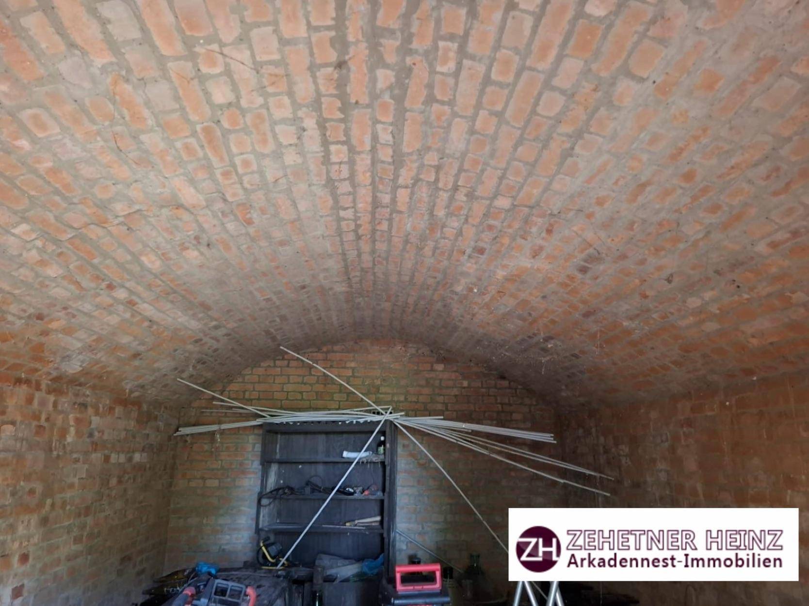 Geräumiger Kellerraum mit Ziegelgewölbedecke und Lagerfläche.