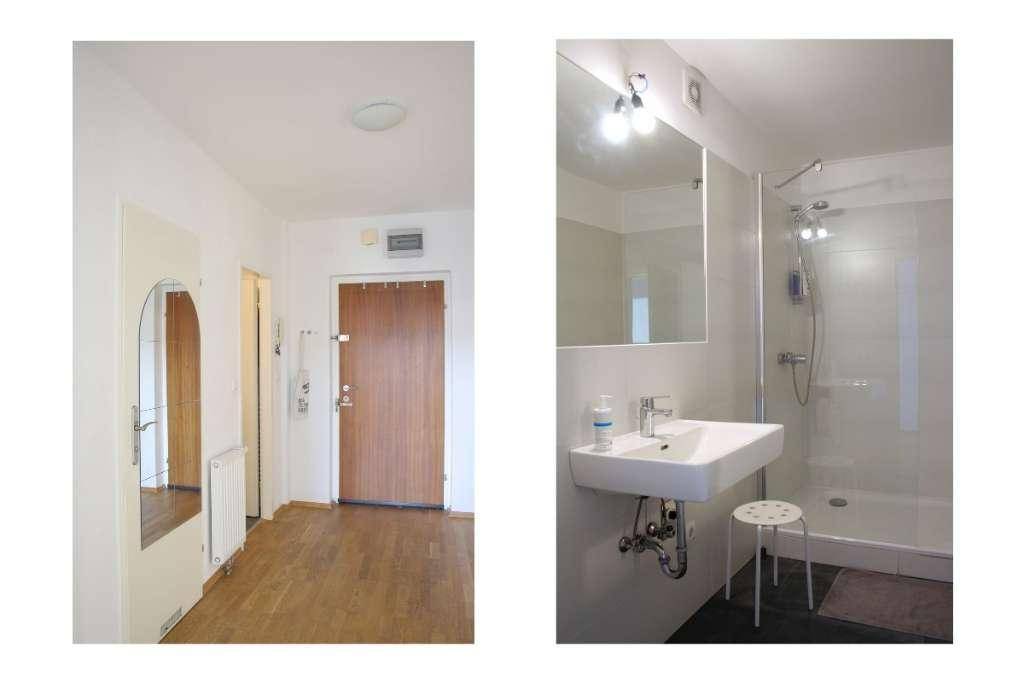 Eingangsbereich mit Holztür und Spiegel sowie ein Badezimmer mit Dusche und Waschbecken.