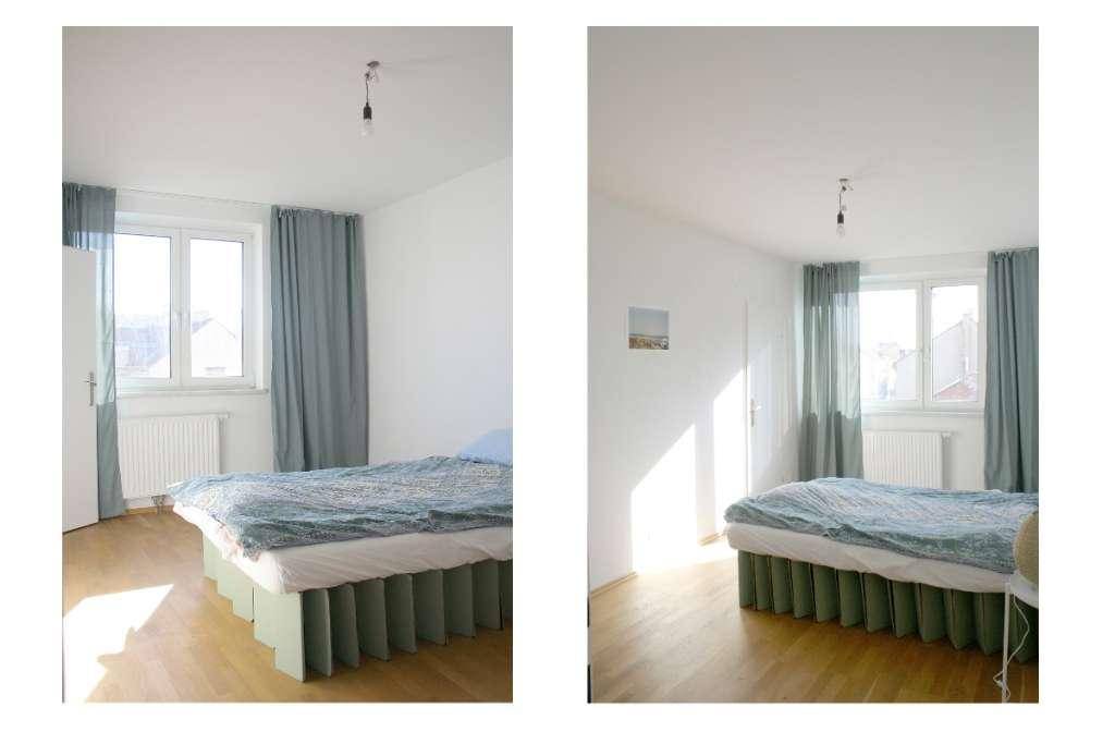 Helles Schlafzimmer mit Holzboden, blauem Bett und Vorhängen, durchflutet von Sonnenlicht.