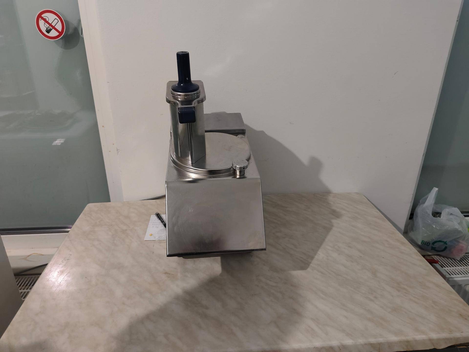 Edelstahl-Küchenmaschine auf einer Arbeitsplatte mit Marmoroptik.