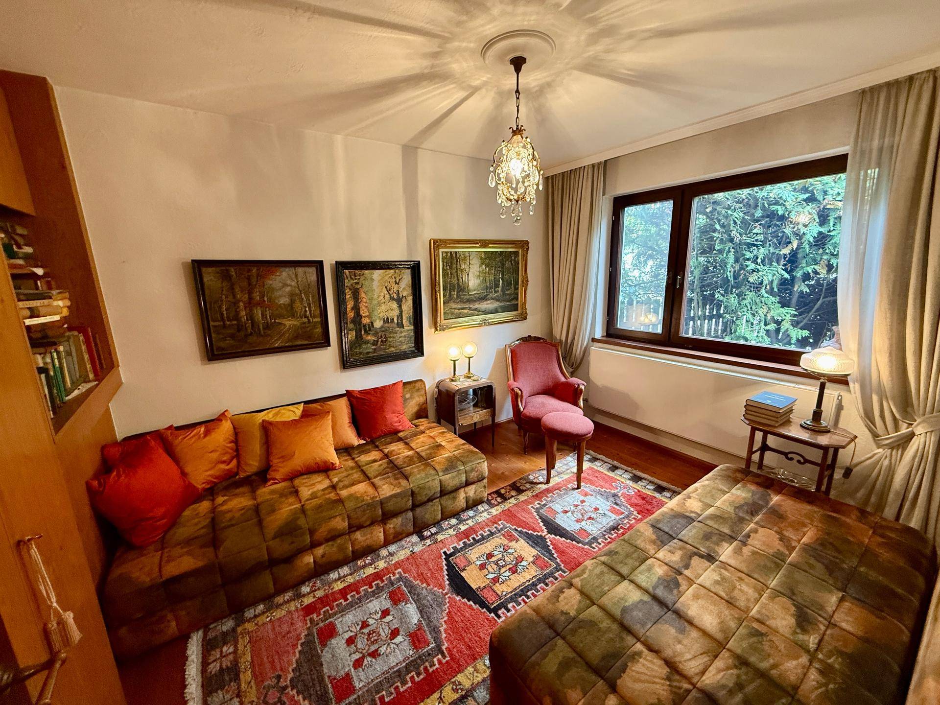 Gemütliches Schlafzimmer mit zwei Einzelbetten, bunten Kissen und traditionellen Teppichen.