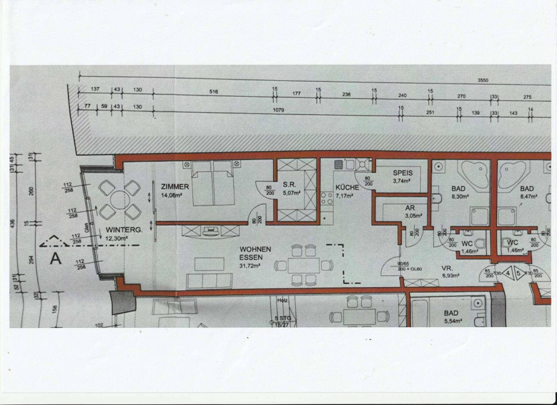 Detaillierter Grundriss einer Wohnung mit mehreren Zimmern, Bädern und einem Wintergarten.