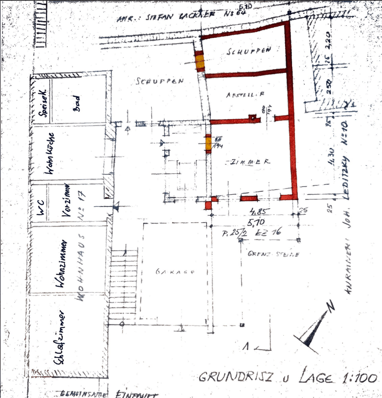Handgezeichneter Grundriss des Hauses mit verschiedenen Räumen und Maßen.