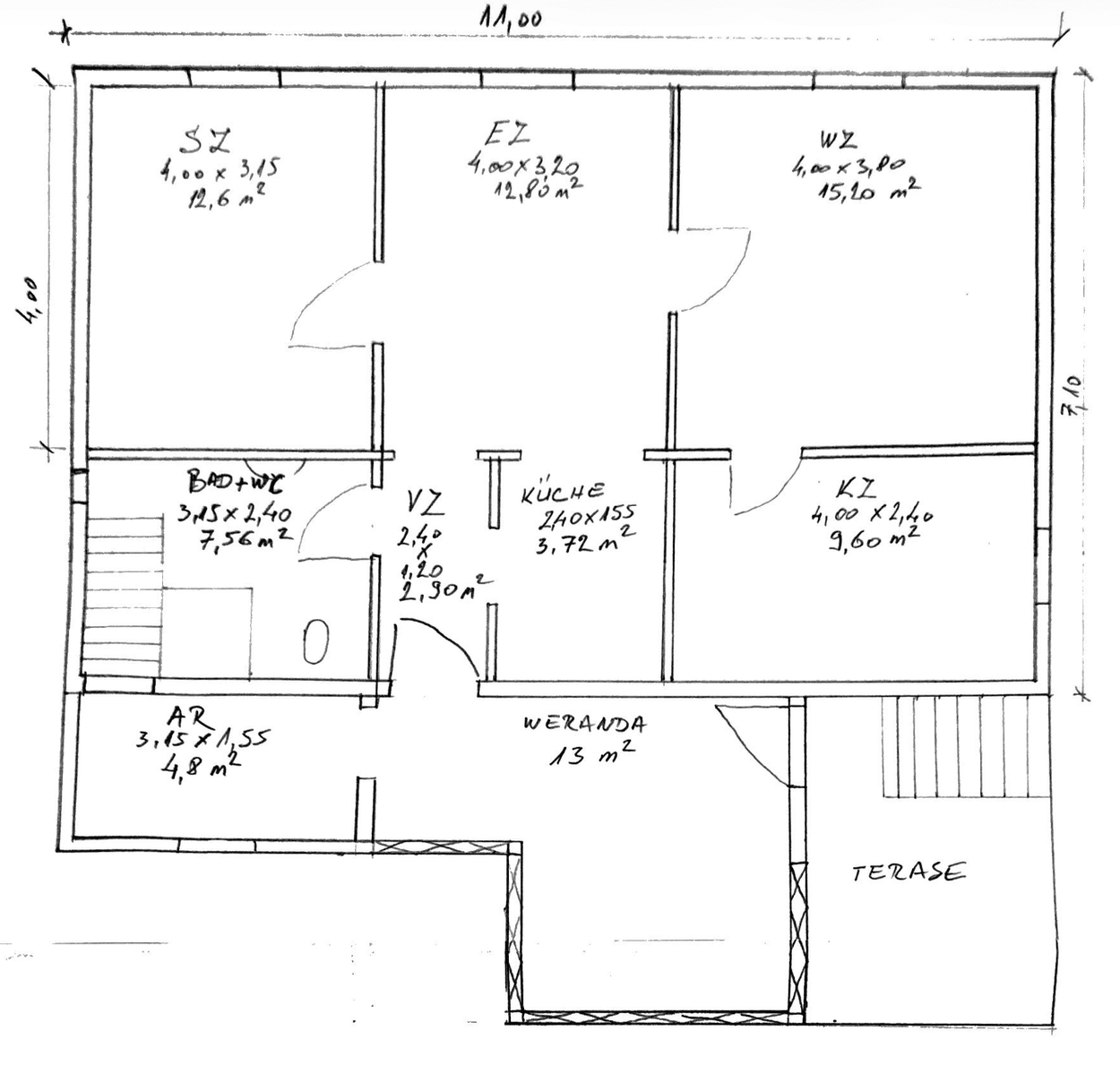 Handgezeichneter Grundriss mit Raumaufteilung, inklusive Schlafzimmer, Küche und Terrasse.