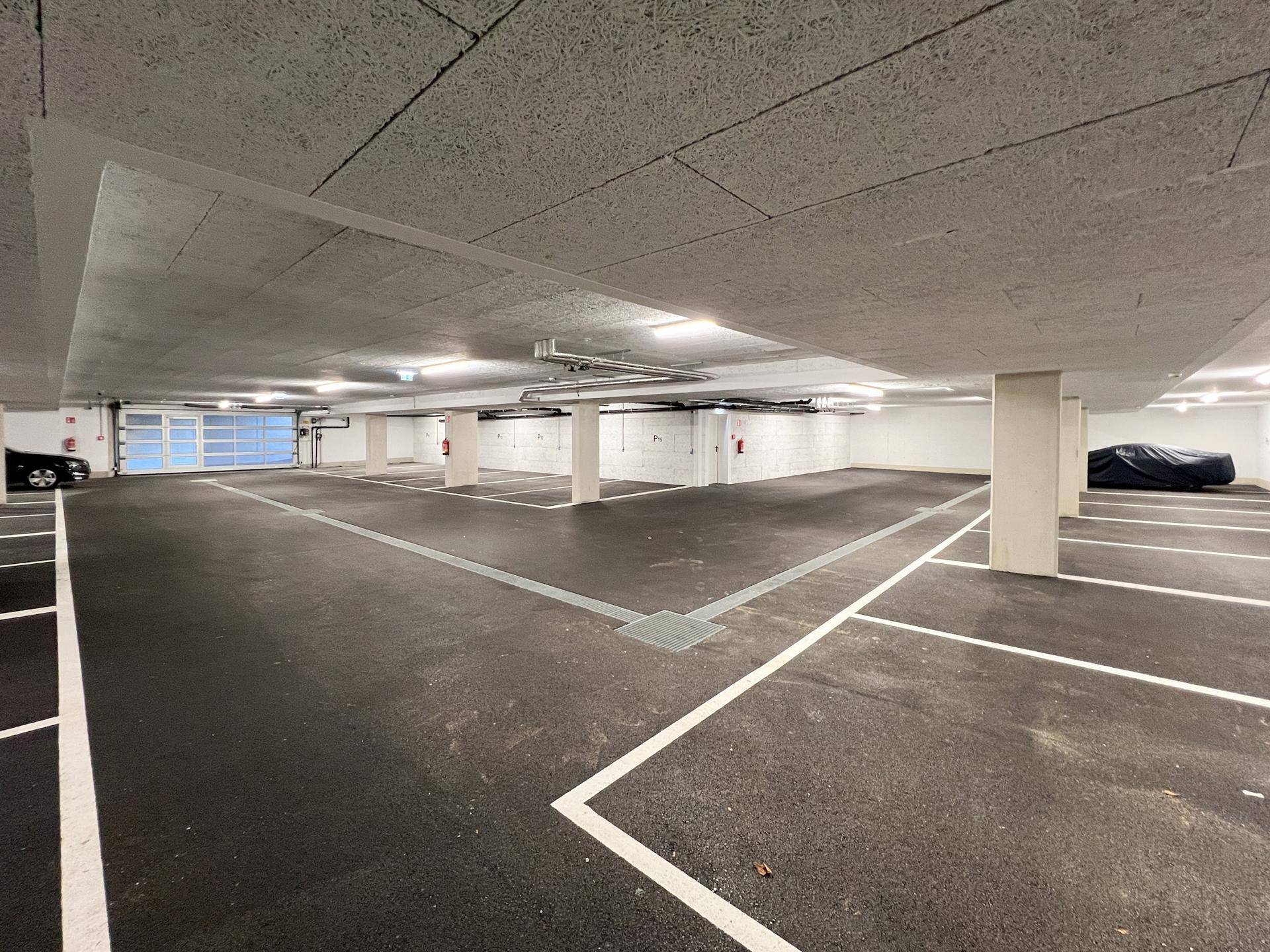 Geräumige Tiefgarage mit vielen Stellplätzen und guter Beleuchtung.
