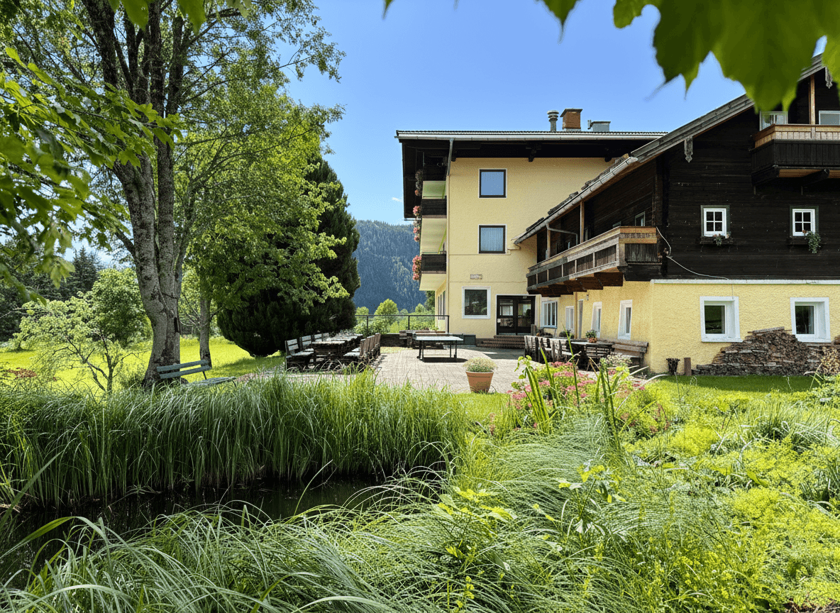 Idyllischer Gartenbereich mit Teich, Terrasse und Sitzgelegenheiten, umgeben von üppigem Grün.