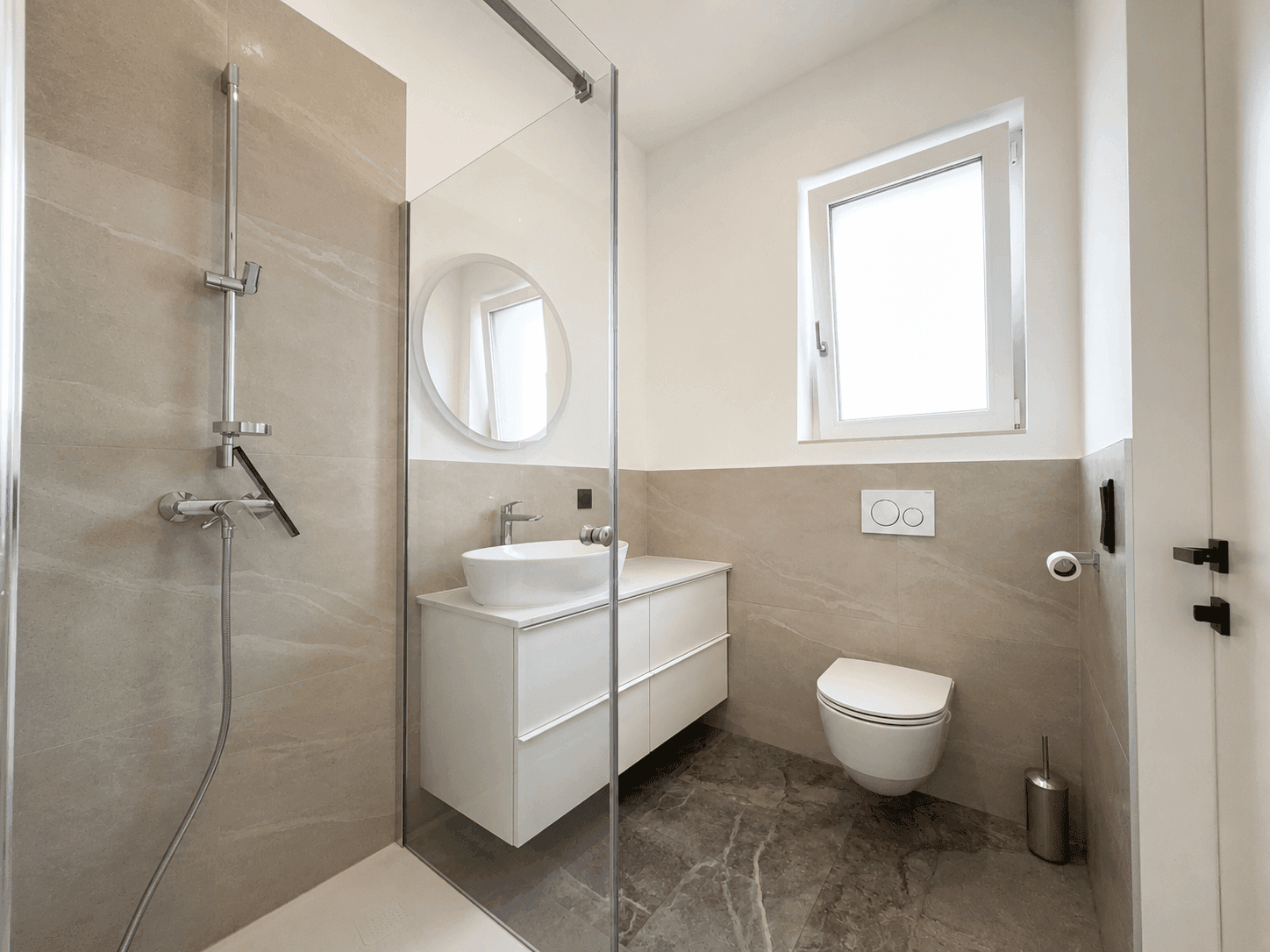 Modernes Badezimmer mit ebenerdiger Dusche, Wand-WC und eleganten Fliesen in Beige- und Grautönen.