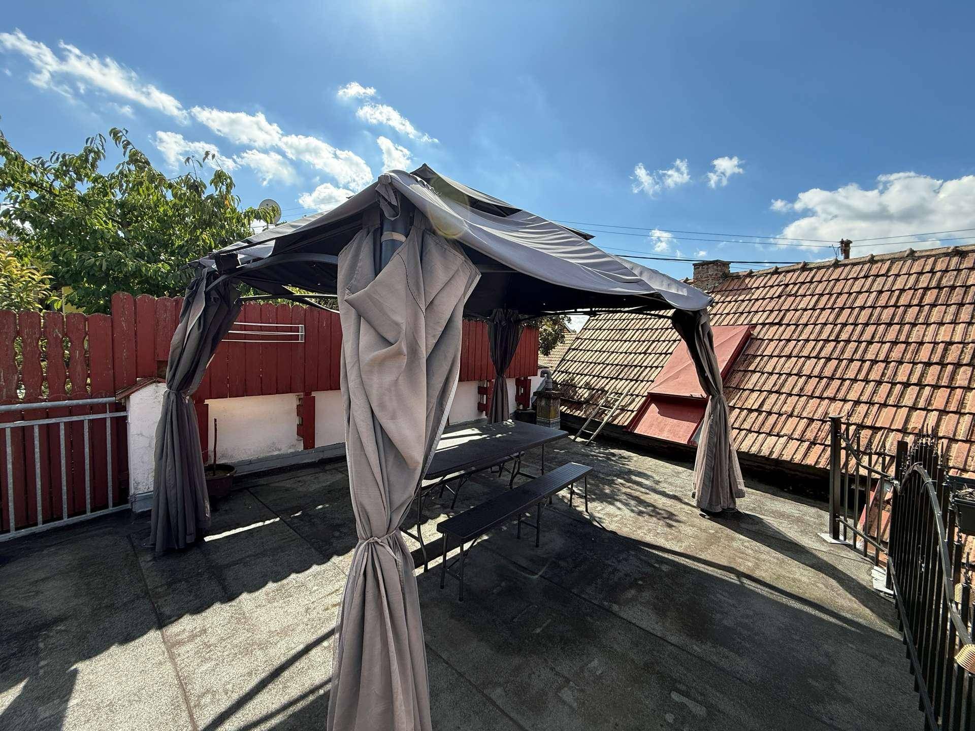 Weitläufige Dachterrasse mit Pavillon und Panoramablick über die umliegenden Gebäude.