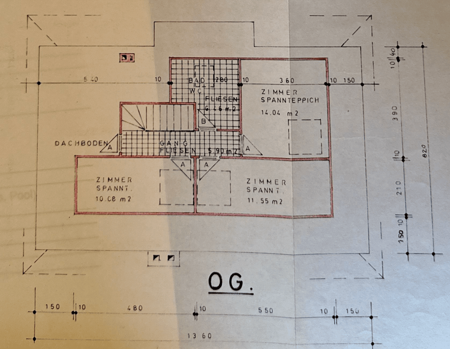 Grundriss des Obergeschosses mit Schlafzimmern, Bad und Dachboden.