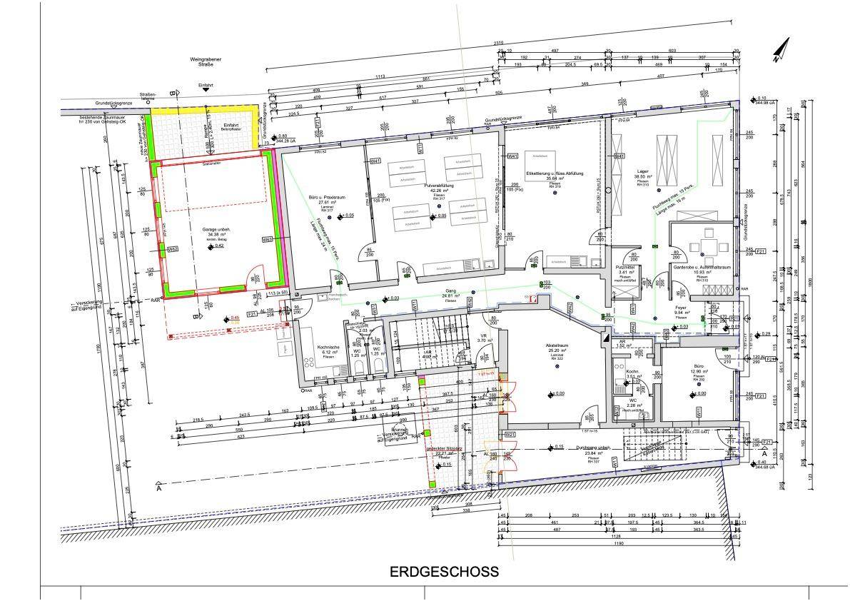 Grundriss des Erdgeschosses mit verschiedenen Räumen und Abmessungen.
