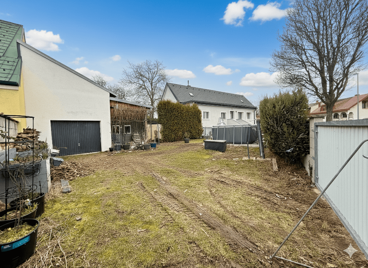 Hinterhof mit großem Gartenbereich, Garage und Blick auf benachbarte Häuser.
