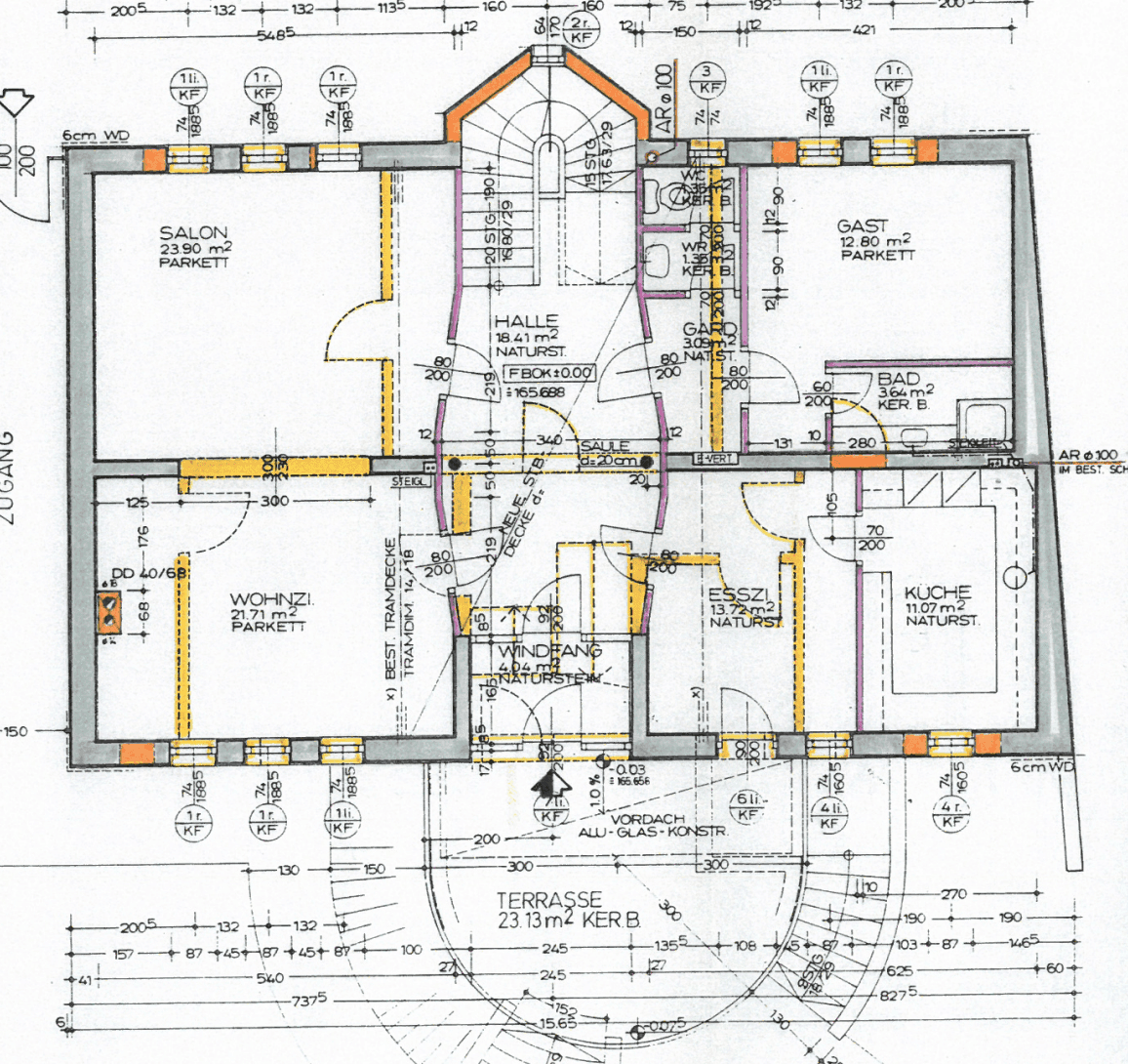 Grundriss des Erdgeschosses mit Wohnzimmer, Essbereich, Küche und Terrasse.