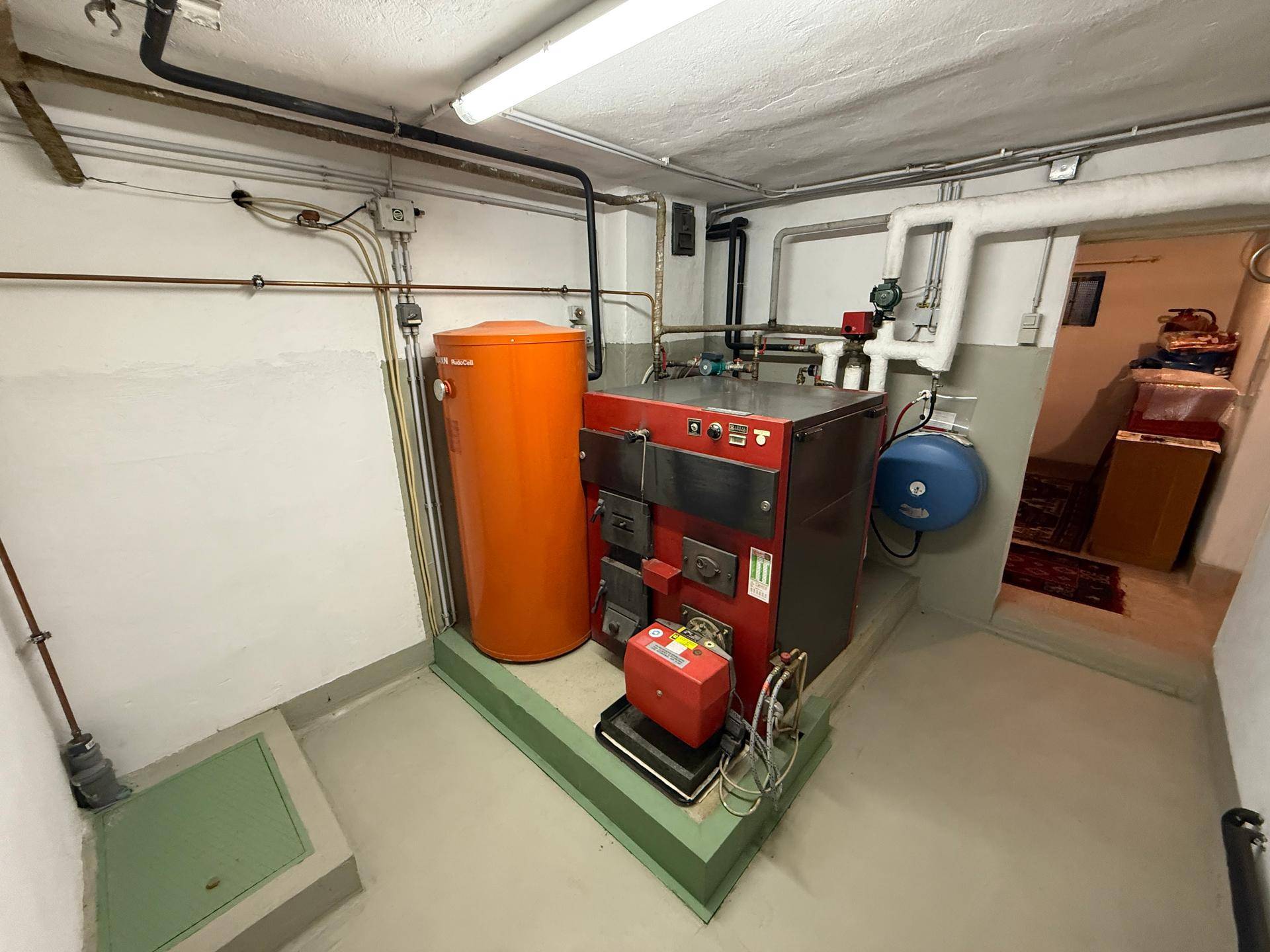 Heizungsraum im Keller mit Heizkessel und Warmwasserspeicher.