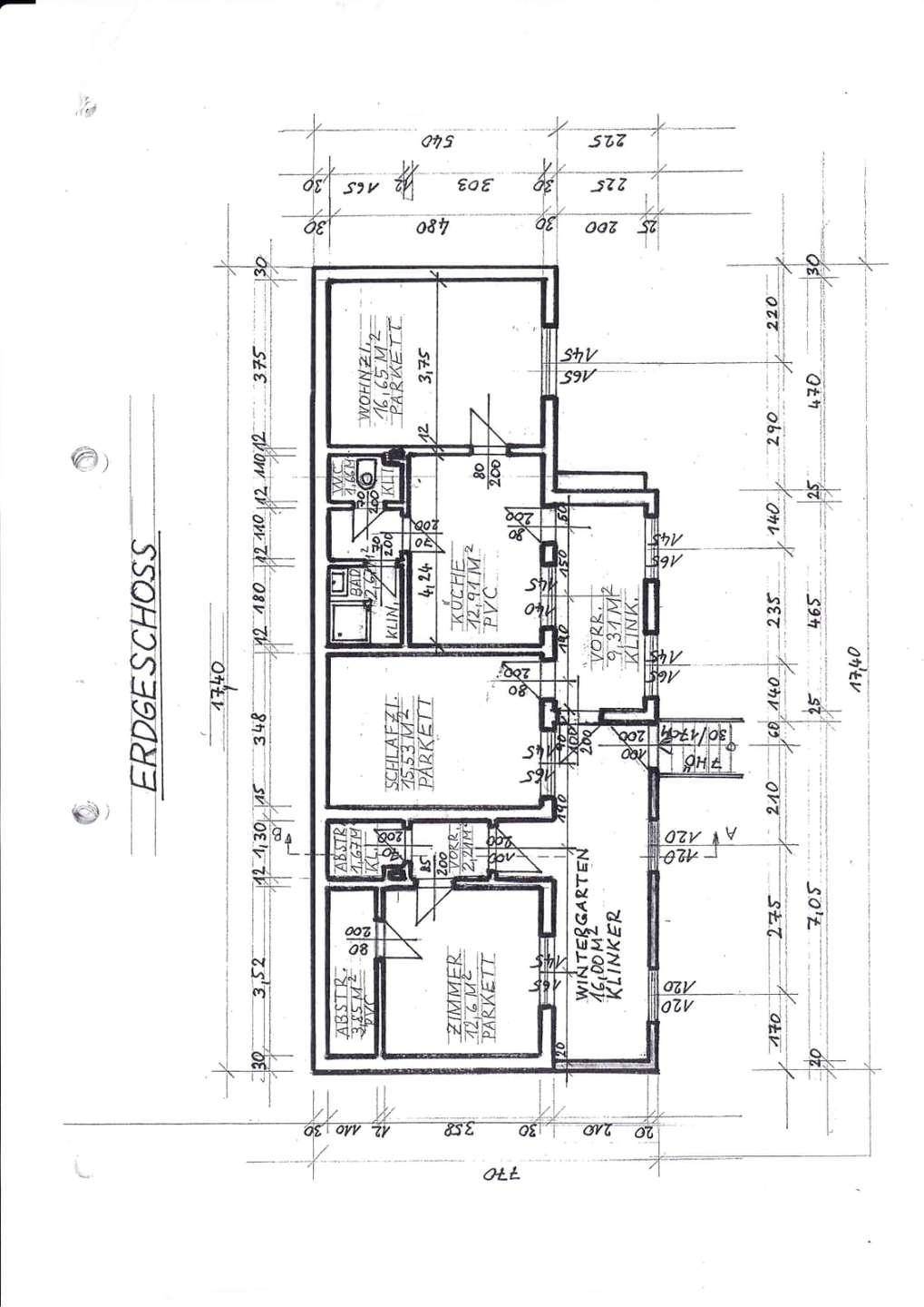 Handgezeichneter Grundriss des Erdgeschosses mit Raumaufteilung und Maßen.