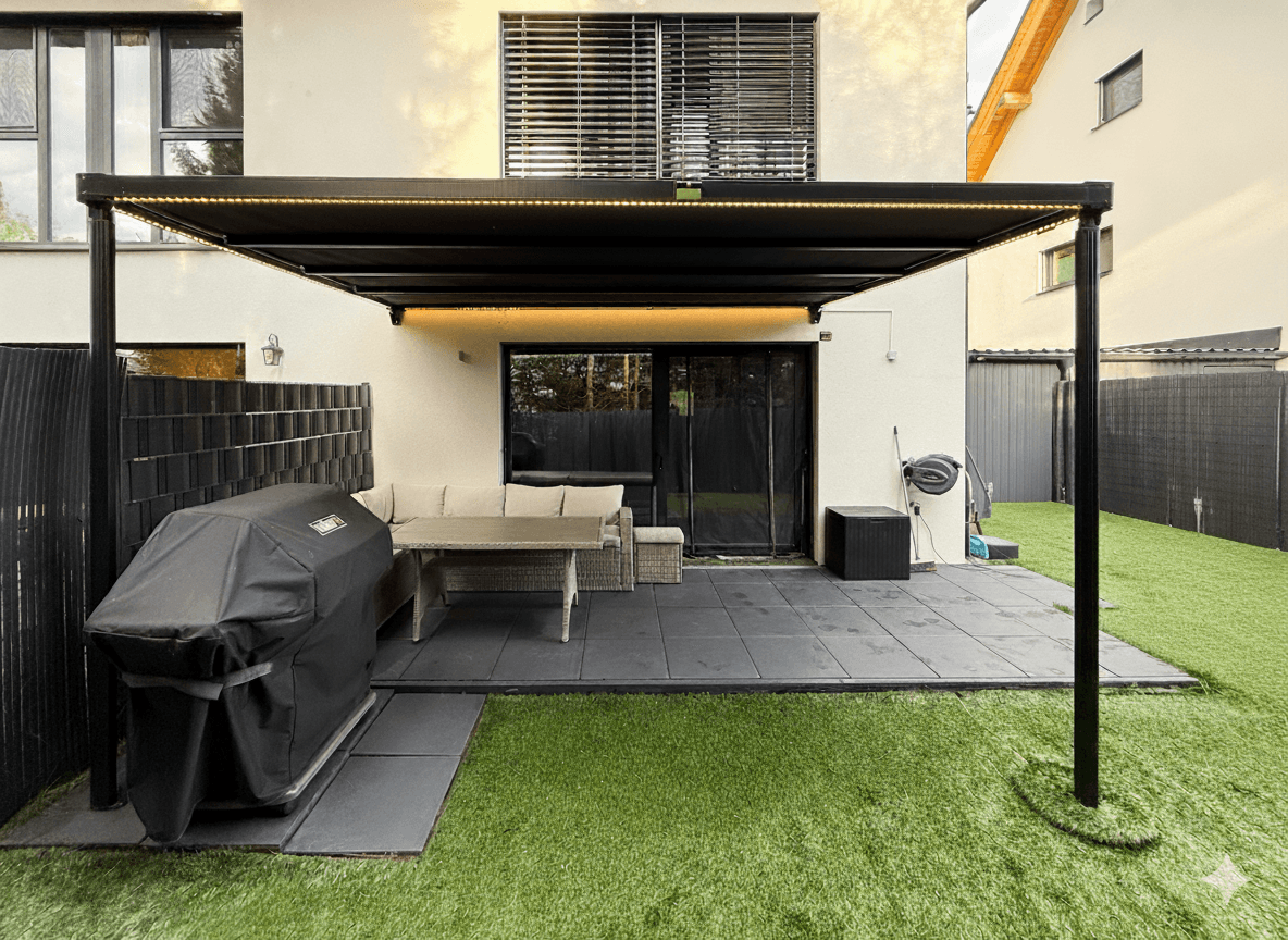 Überdachte Terrasse mit Pergola, Außenbeleuchtung und gemütlicher Lounge-Ecke.