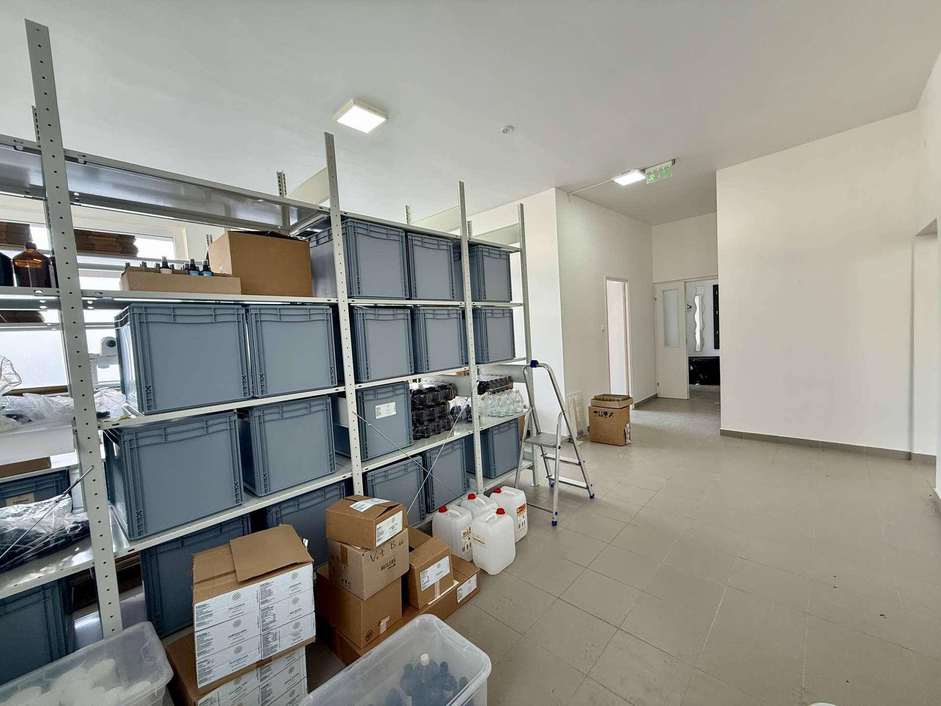Lagerraum mit Regalen und Kisten, ideal für die Organisation von Vorräten oder Materialien.