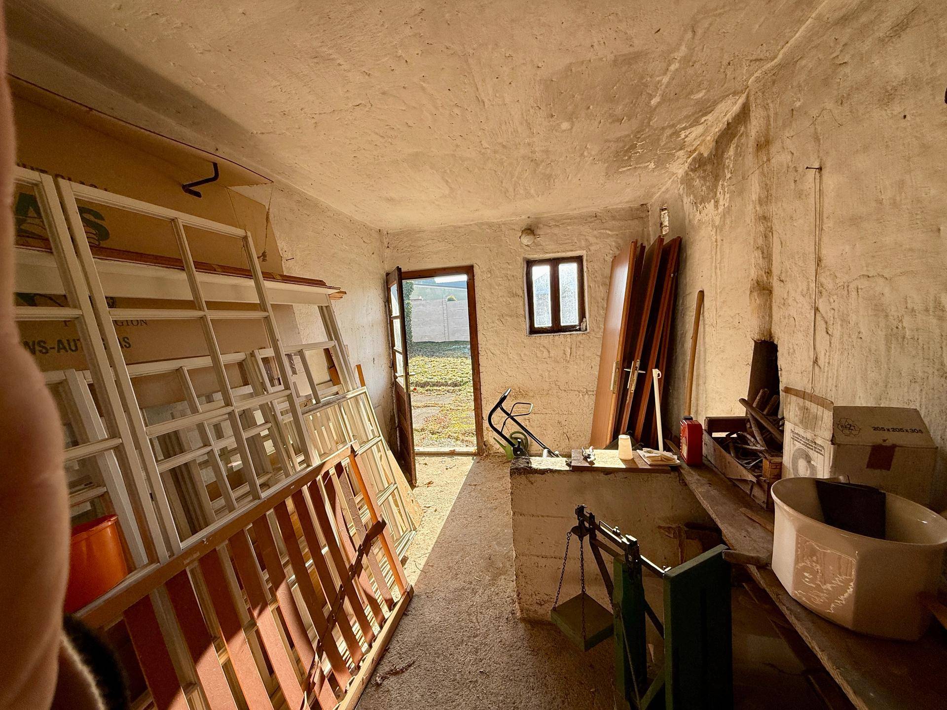 Werkstatt oder Lagerraum mit Betonboden und Tageslicht, bereit für handwerkliche Projekte.