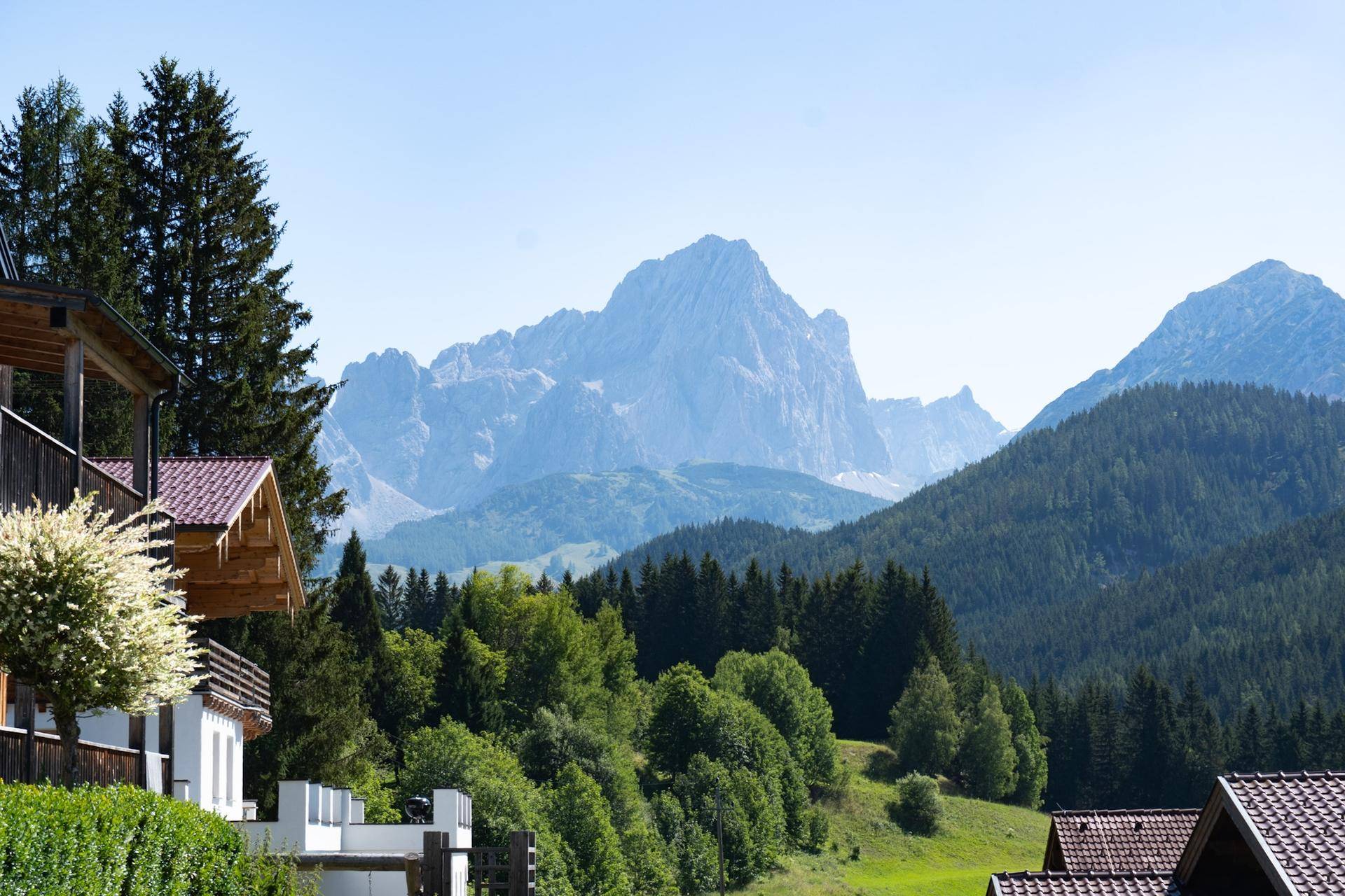 Atemberaubender Panoramablick auf die majestätischen Berge und die grüne Waldlandschaft.
