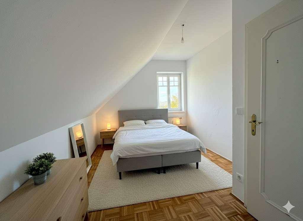 Gemütliches Schlafzimmer mit Doppelbett, Dachschräge und Parkettboden, einladend und hell.