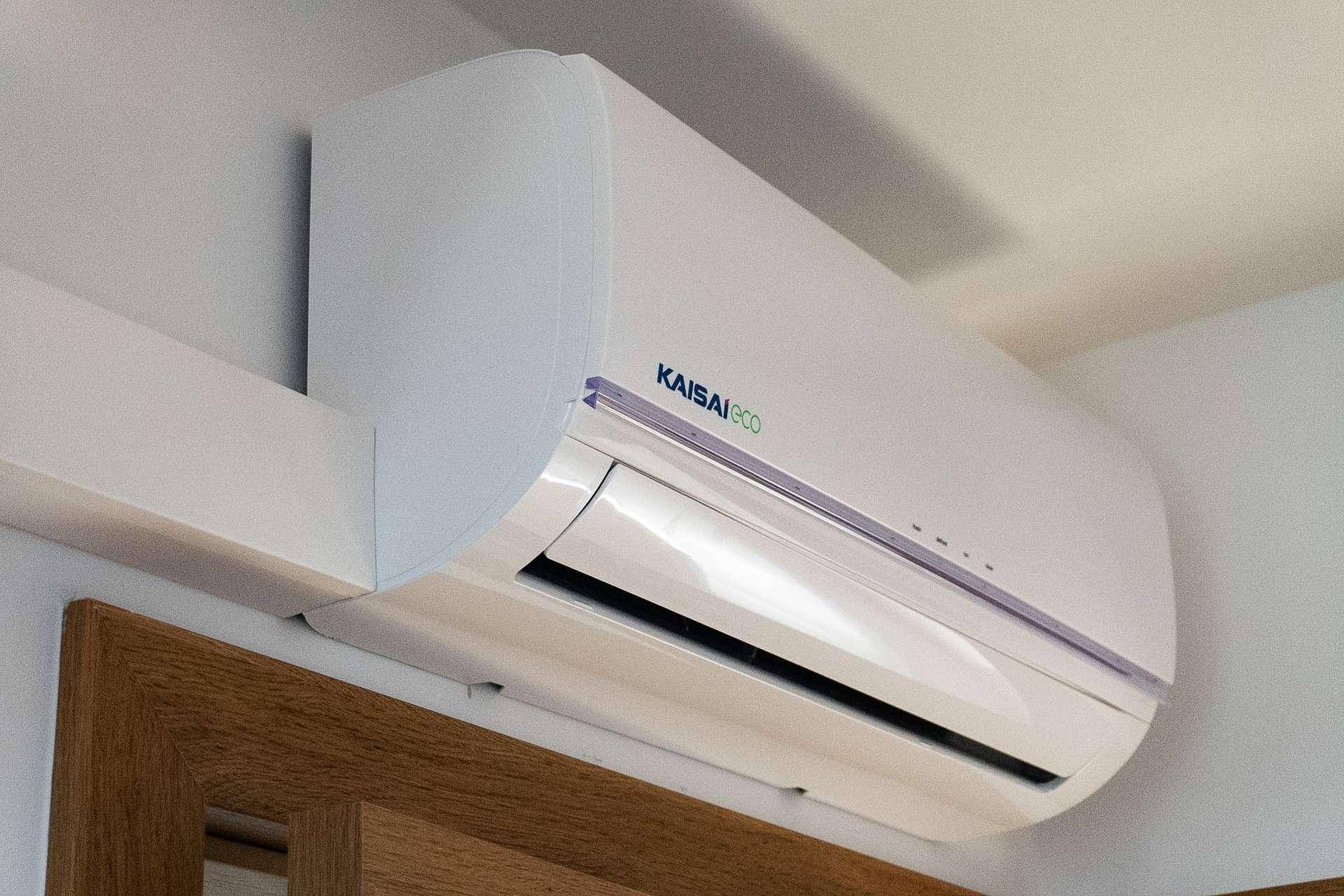 Eine moderne Klimaanlage ist an der Wand montiert und sorgt für angenehme Raumtemperaturen.