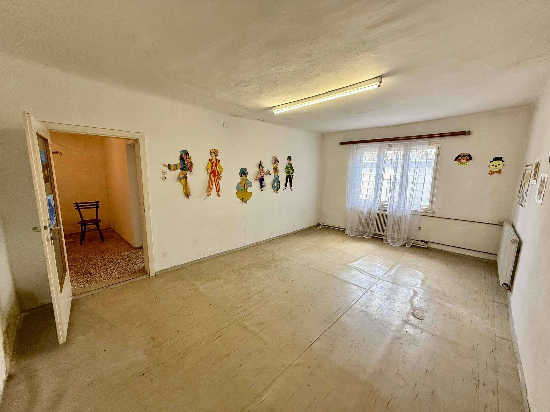 Heller Raum mit bunten Wanddekorationen und einem Fenster für natürliches Licht.