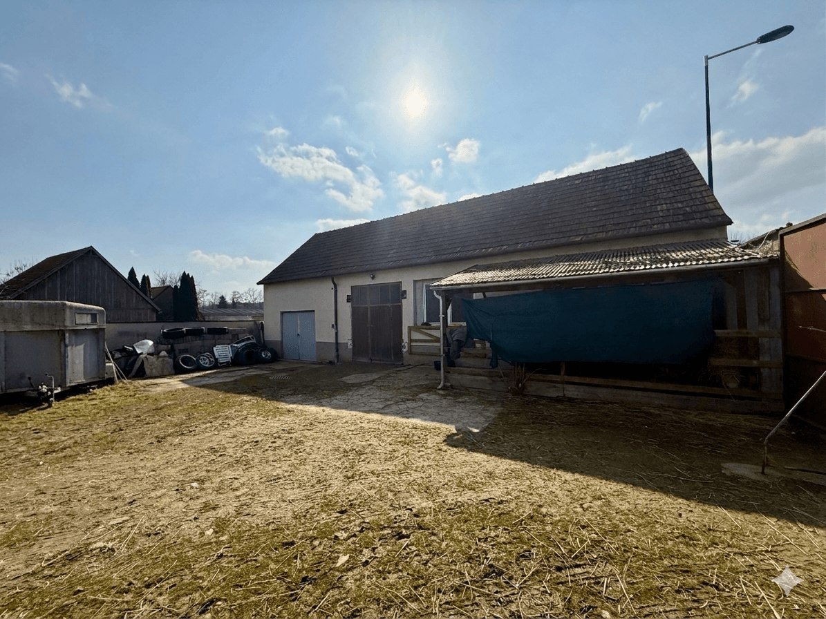 Hinterhof mit Nebengebäuden, Schuppen und viel Platz im Freien.