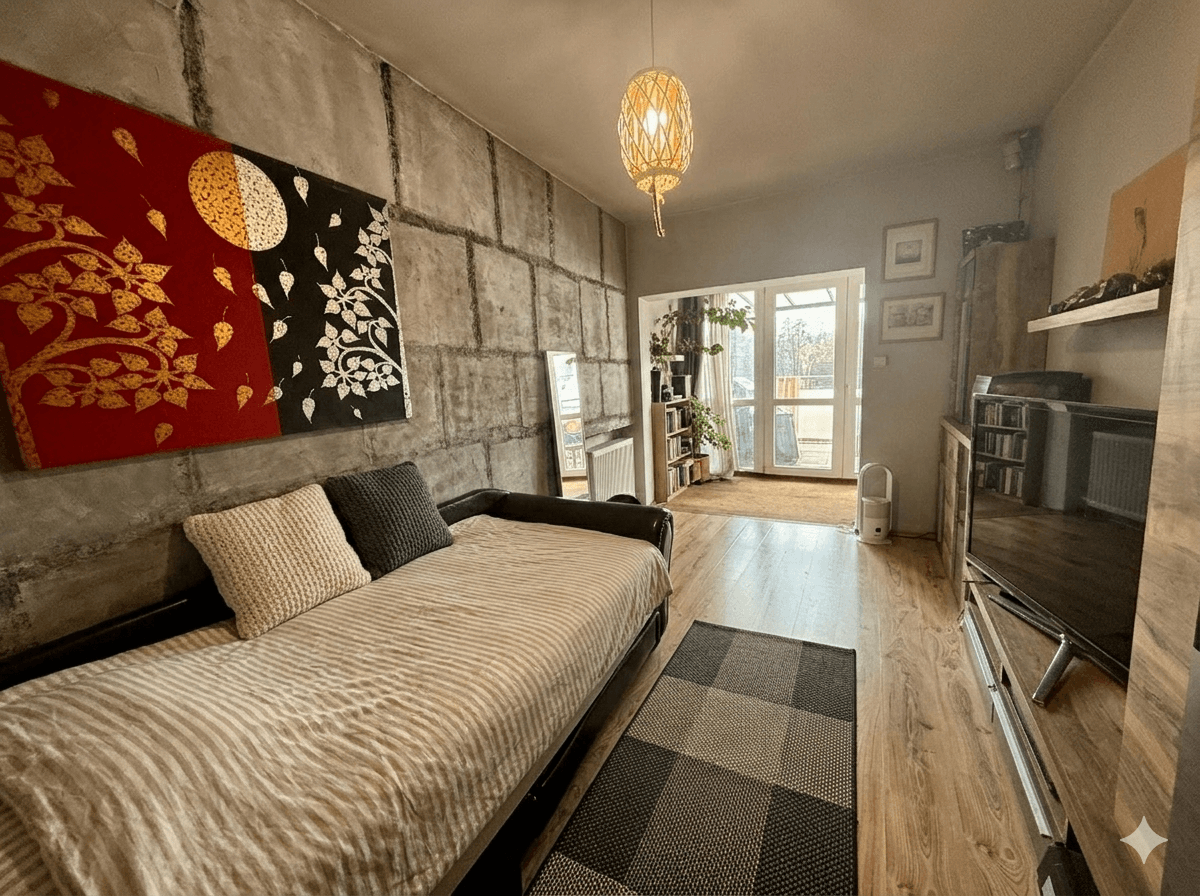Wohnzimmer mit Holzboden, strukturierten Wänden und Zugang zu einem Balkon.