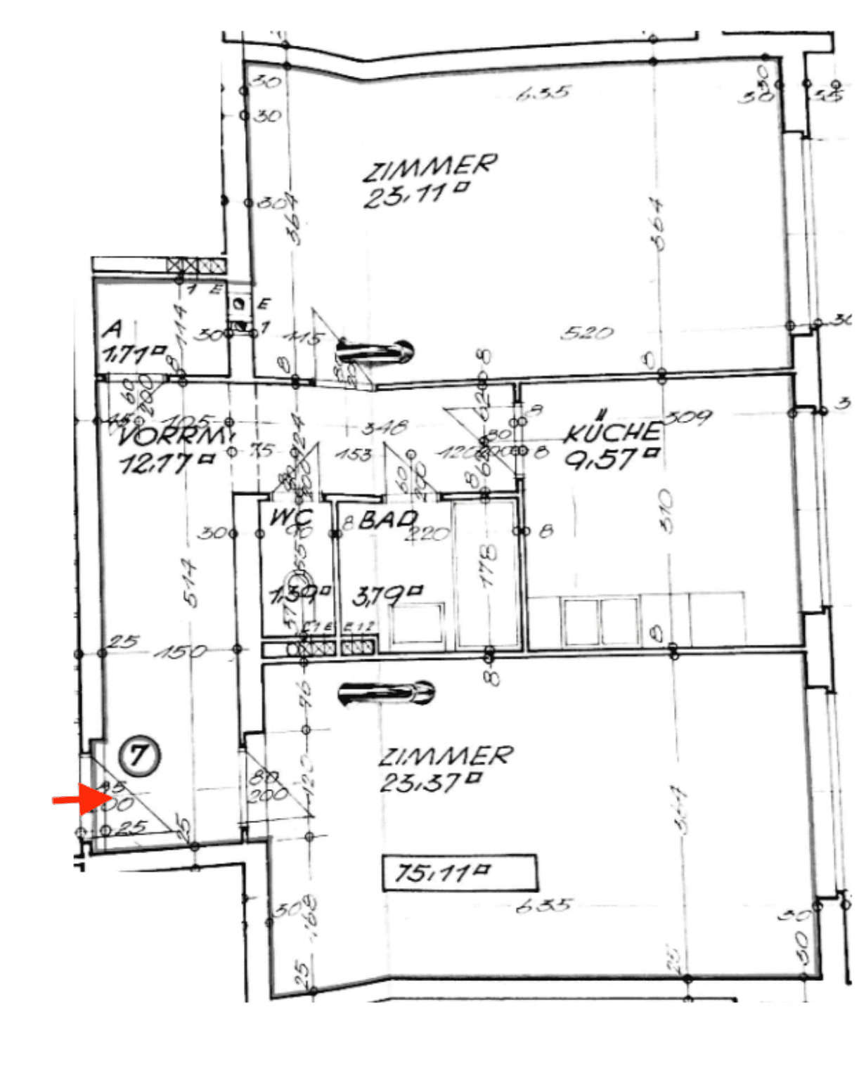 Grundriss einer Wohnung mit mehreren Zimmern, Bad, WC und Küche.