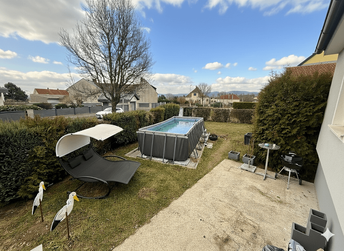 Großer Gartenbereich mit Rasenfläche, Aufstellpool und Liegestuhl für Entspannung.