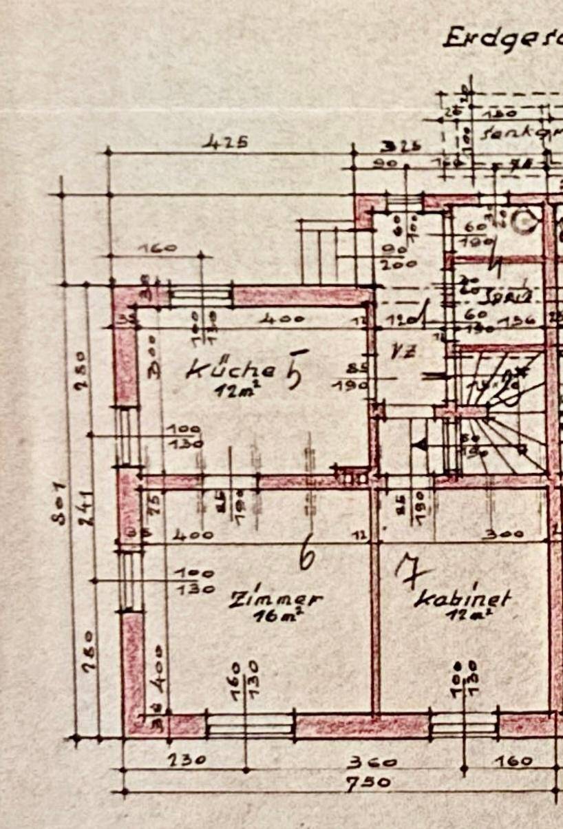 Detaillierter Grundriss des Erdgeschosses mit Zimmern und Maßen.