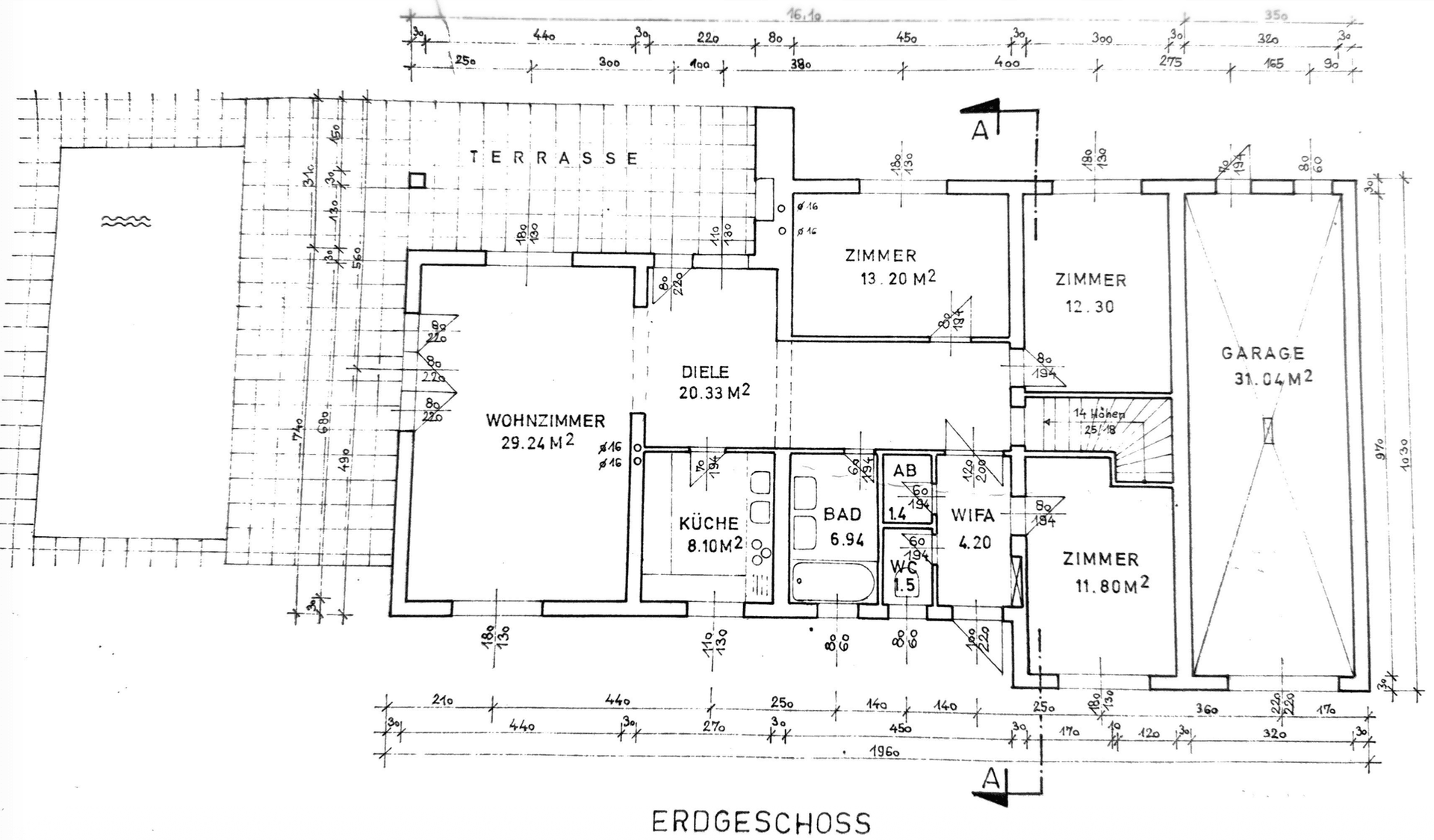 Grundriss des Erdgeschosses mit Wohnzimmer, Küche, drei Zimmern, Bad, Diele und Garage.