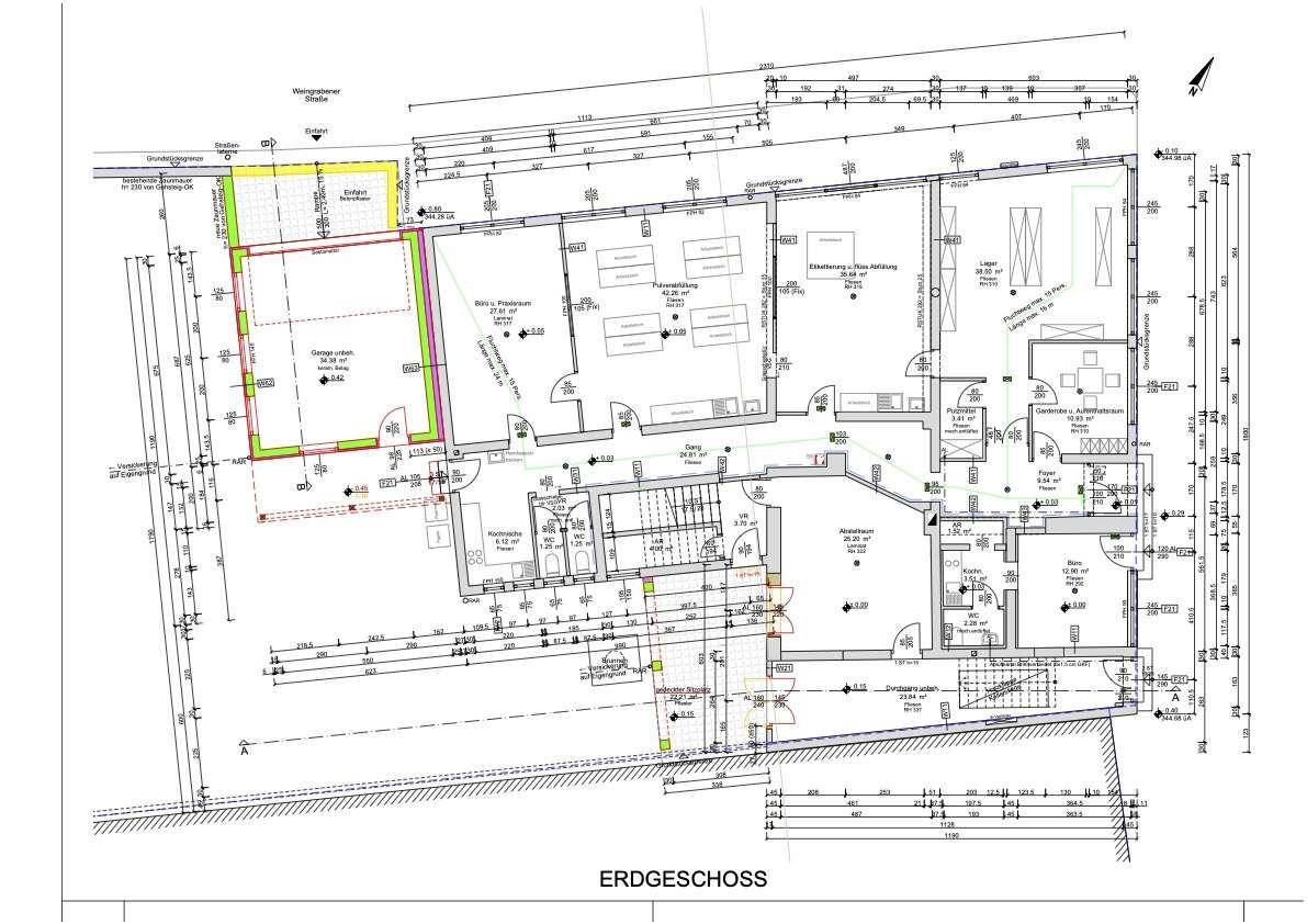 Grundriss des Erdgeschosses mit verschiedenen Räumen und Abmessungen.
