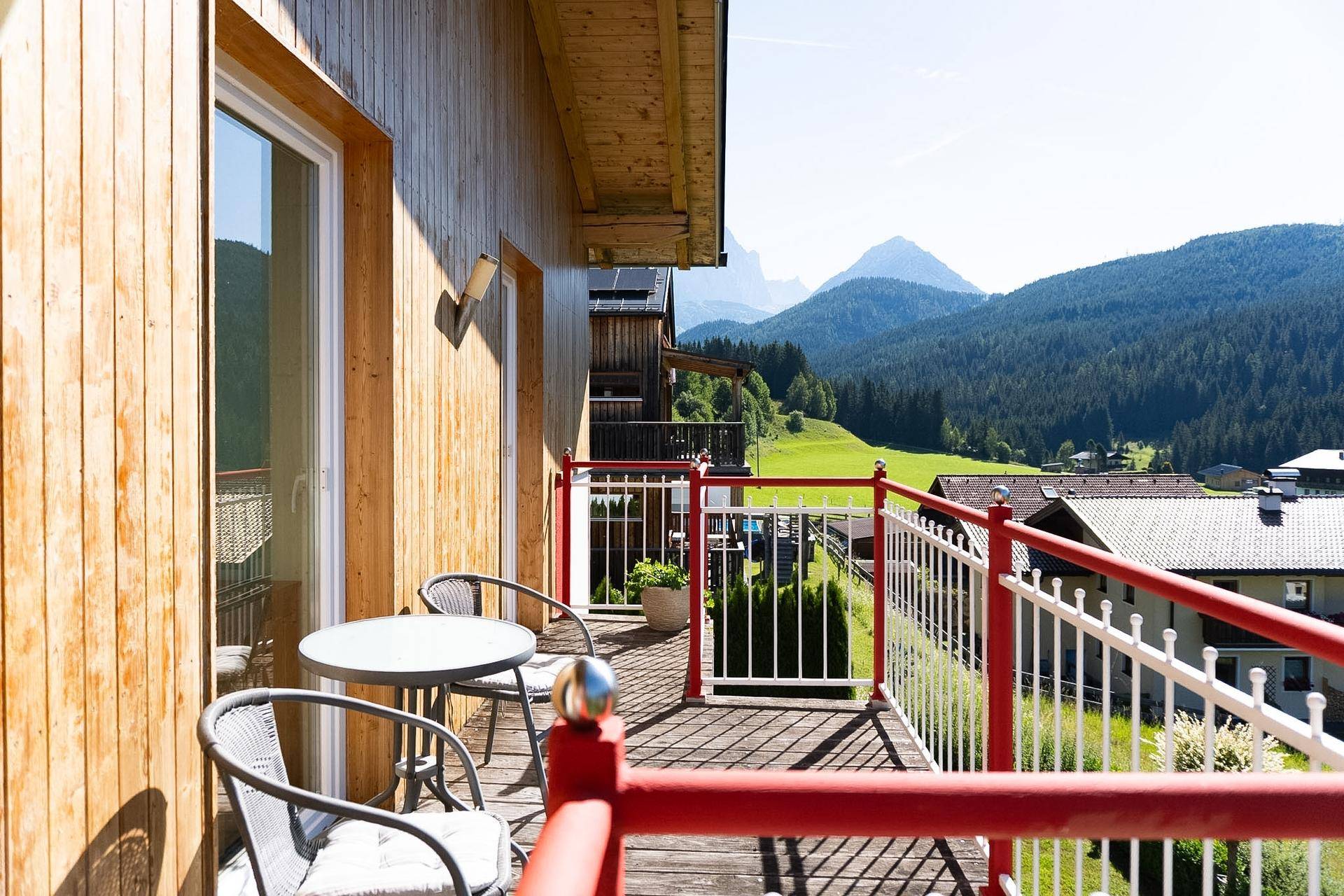 Kleiner Balkon mit Sitzgelegenheiten und malerischem Blick auf die umliegenden Berge.