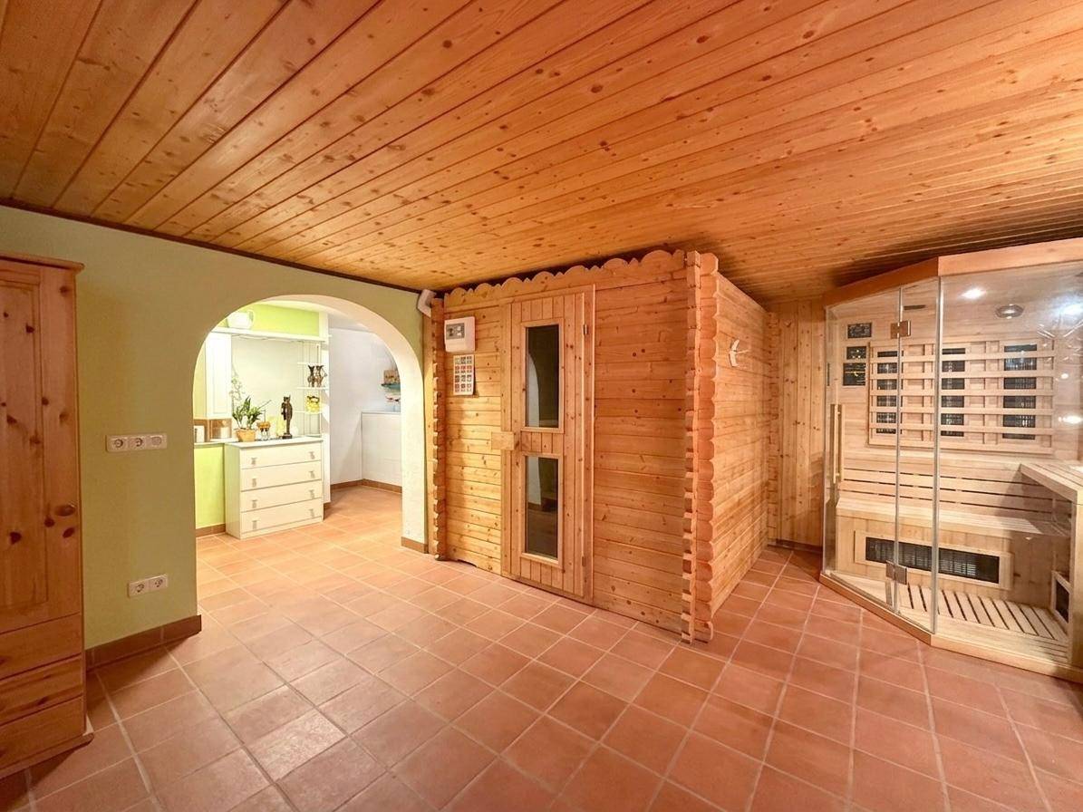 Privater Wellnessbereich im Untergeschoss mit zwei Saunakabinen und Holzdeckenverkleidung.