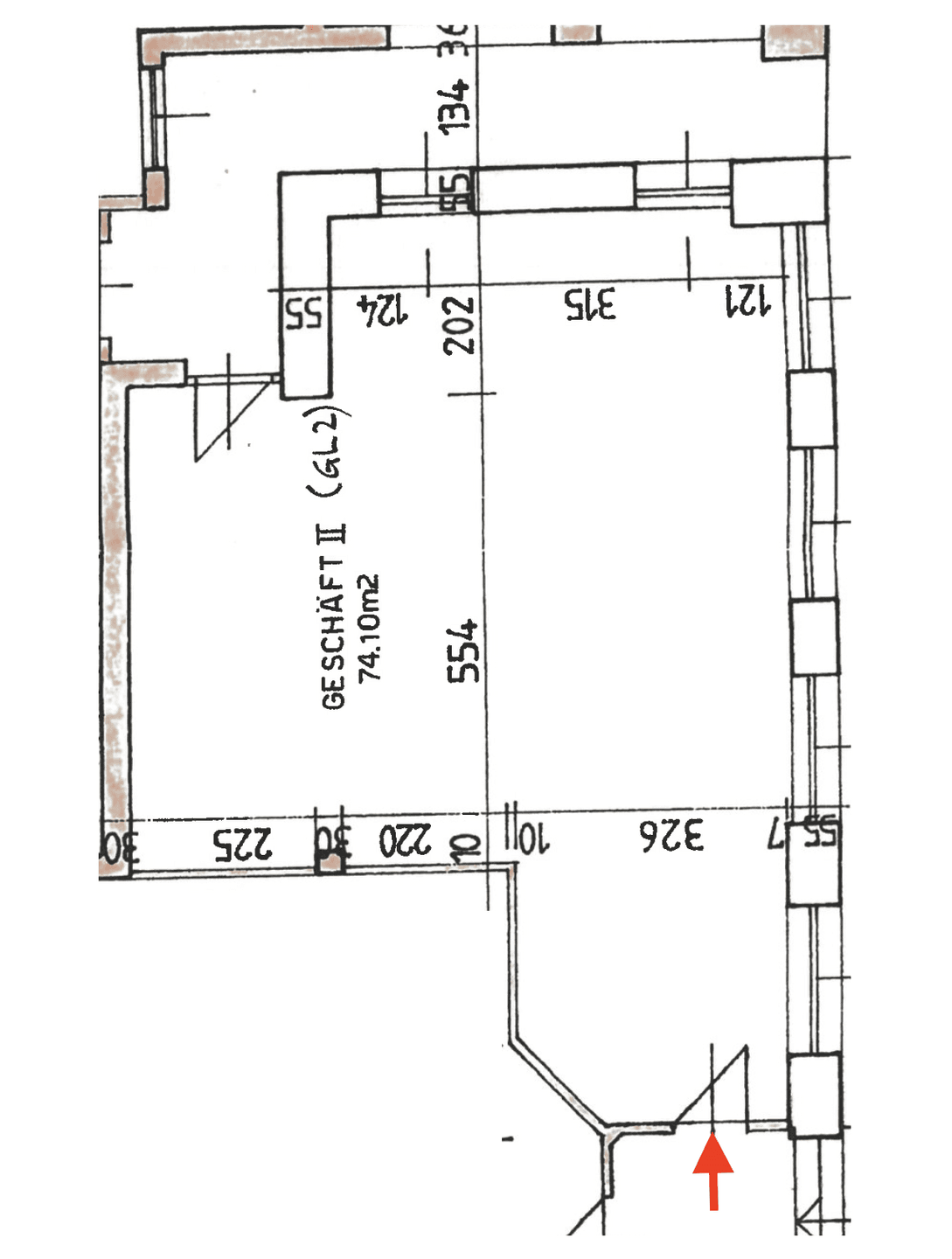 Grundriss eines Geschäftsraums mit Maßen und Fensterfront.