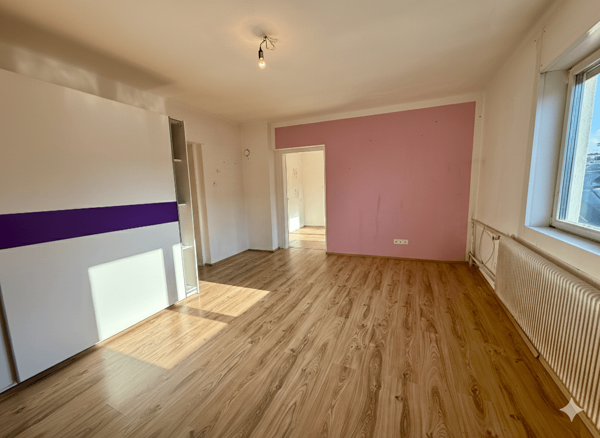 Helles Schlafzimmer mit Laminatboden, rosa Akzentwand und großem Kleiderschrank.