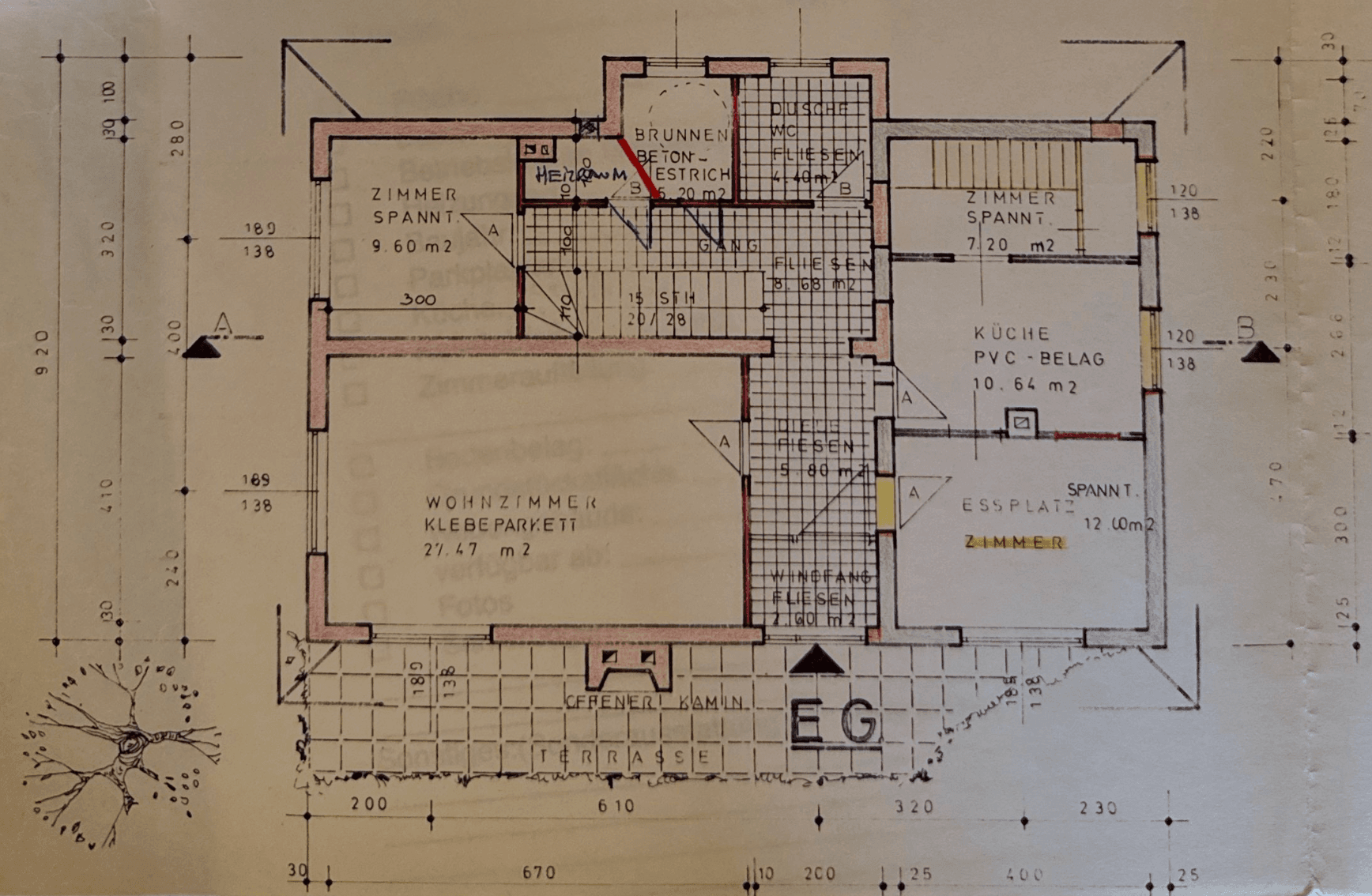 Grundriss des Erdgeschosses mit Wohnzimmer, Küche, Terrasse und Kamin.
