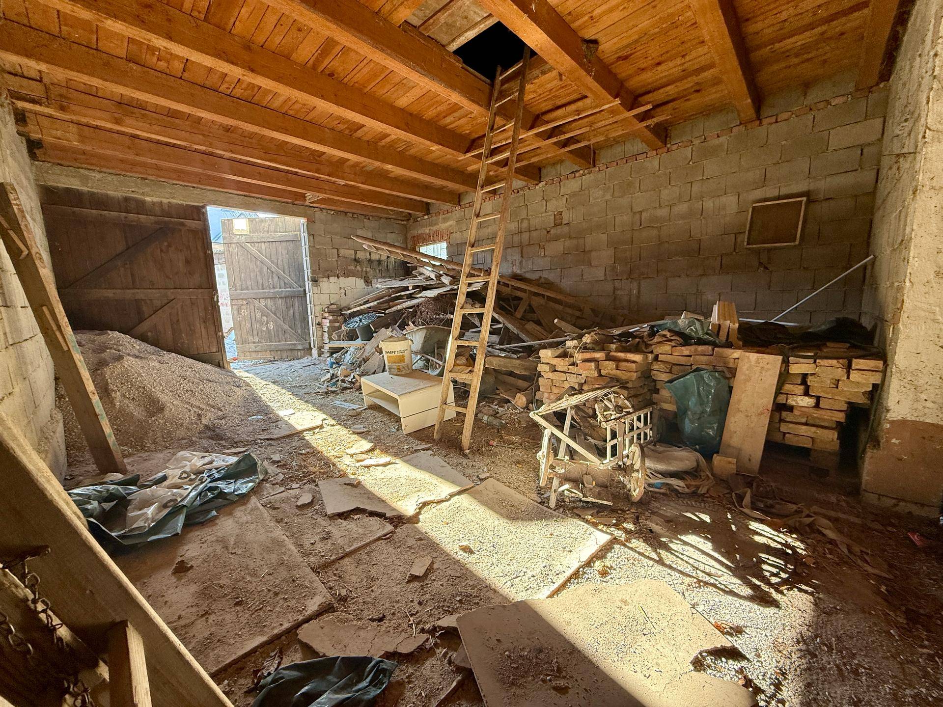 Großer Scheunenraum mit Holzdachstuhl und vielseitigen Nutzungsmöglichkeiten.