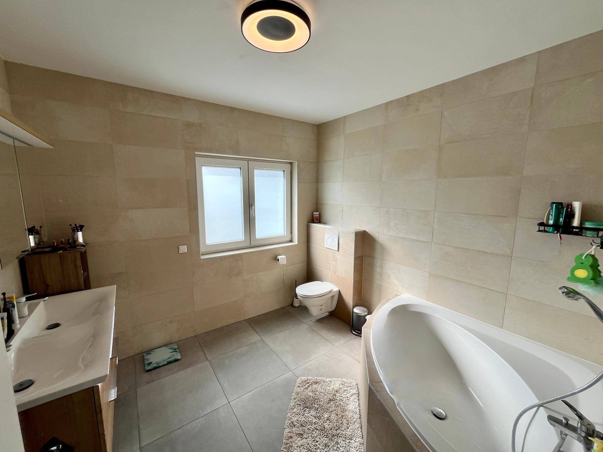 Badezimmer mit Wanne & Doppelwaschbecken