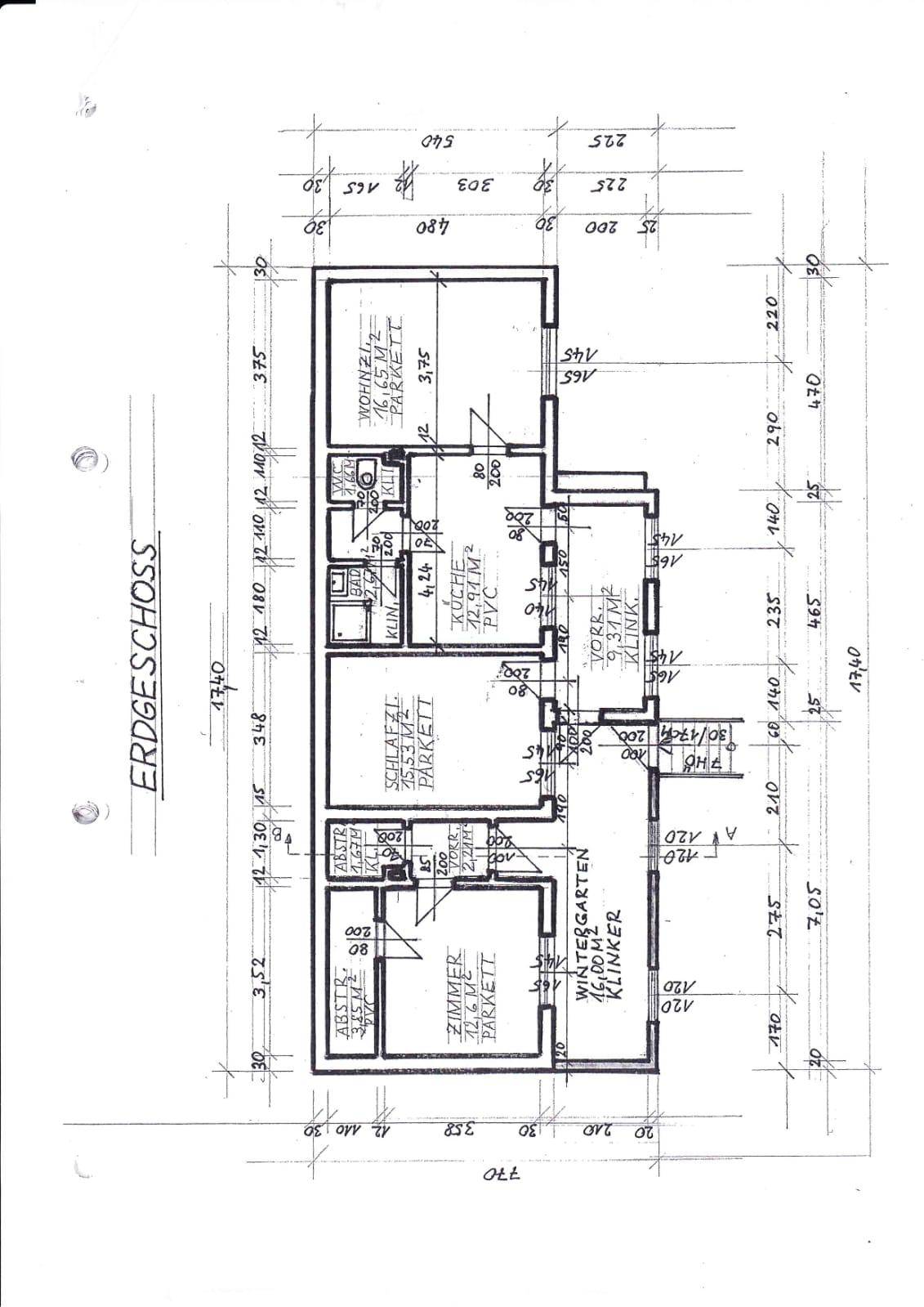 Grundriss des Erdgeschosses mit Wohnzimmer, Schlafzimmern und Wintergarten.