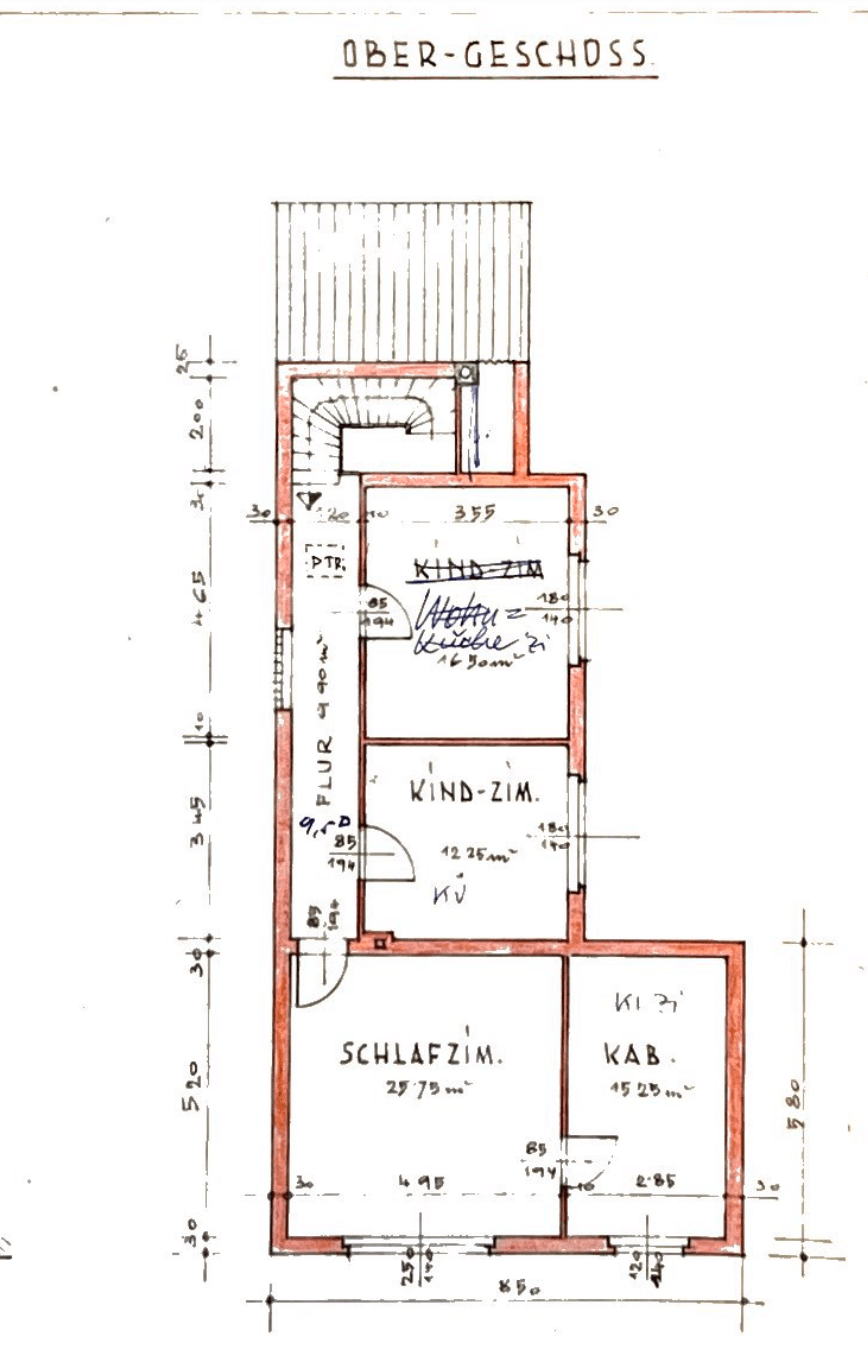 Handgezeichneter Grundriss des Obergeschosses mit mehreren Schlafzimmern und Flur.