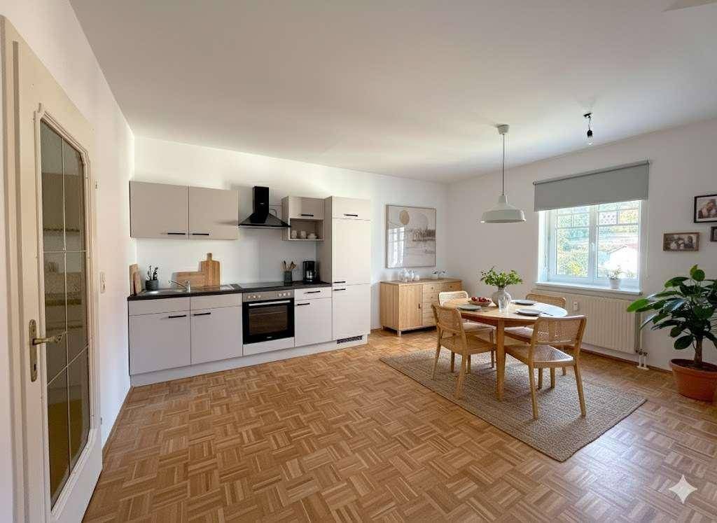Offene Wohnküche mit moderner Einbauküche, Essbereich und Parkettboden, ideal für gesellige Abende.