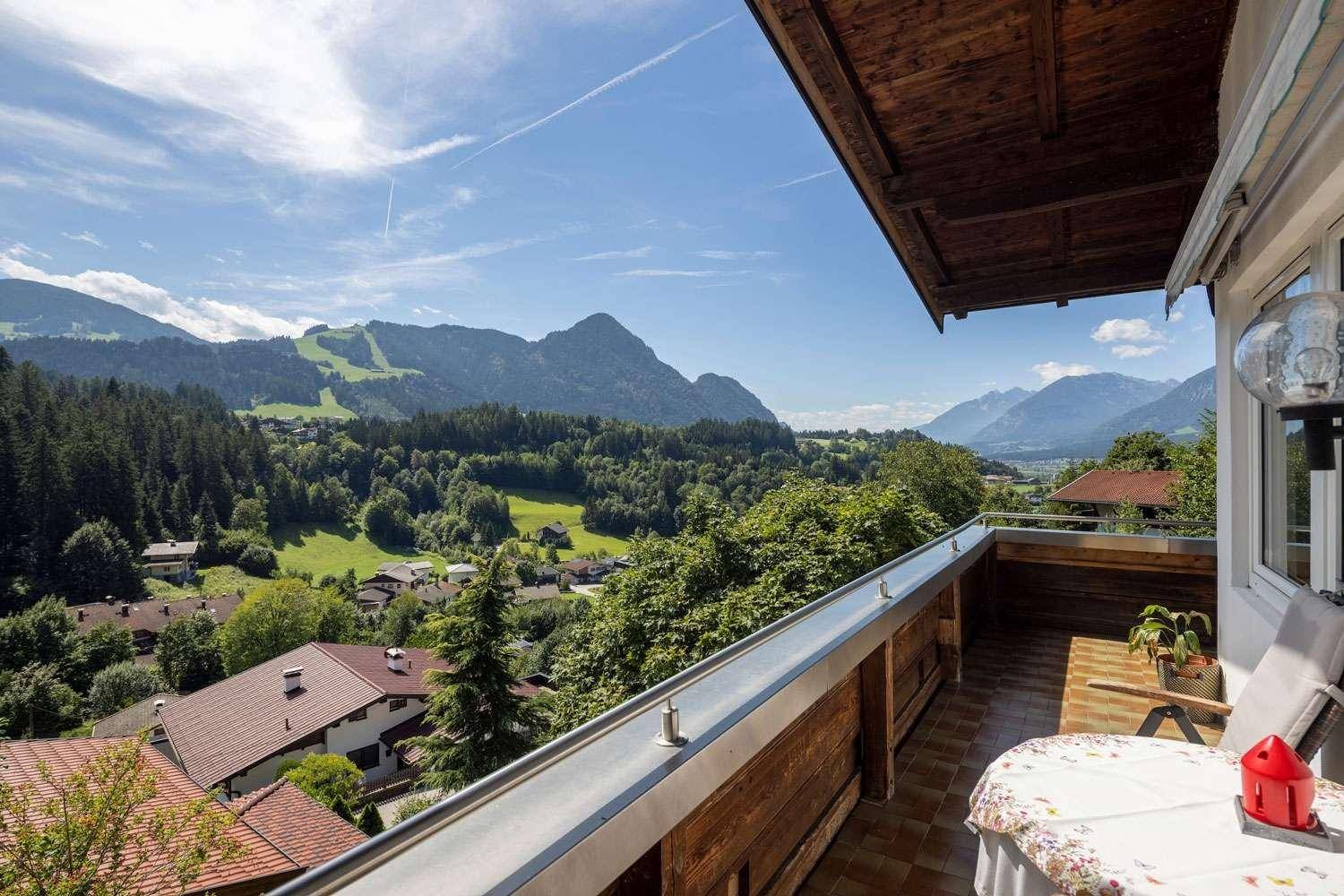 Geräumiger Balkon mit Sitzgelegenheiten und atemberaubendem Blick auf die Bergwelt.