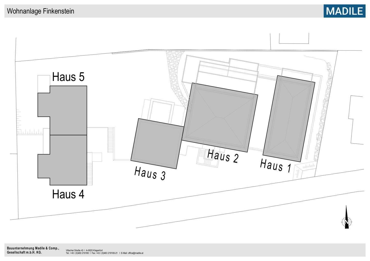 Lageplan der Wohnanlage Finkenstein mit fünf Gebäuden und deren Anordnung auf dem Grundstück.