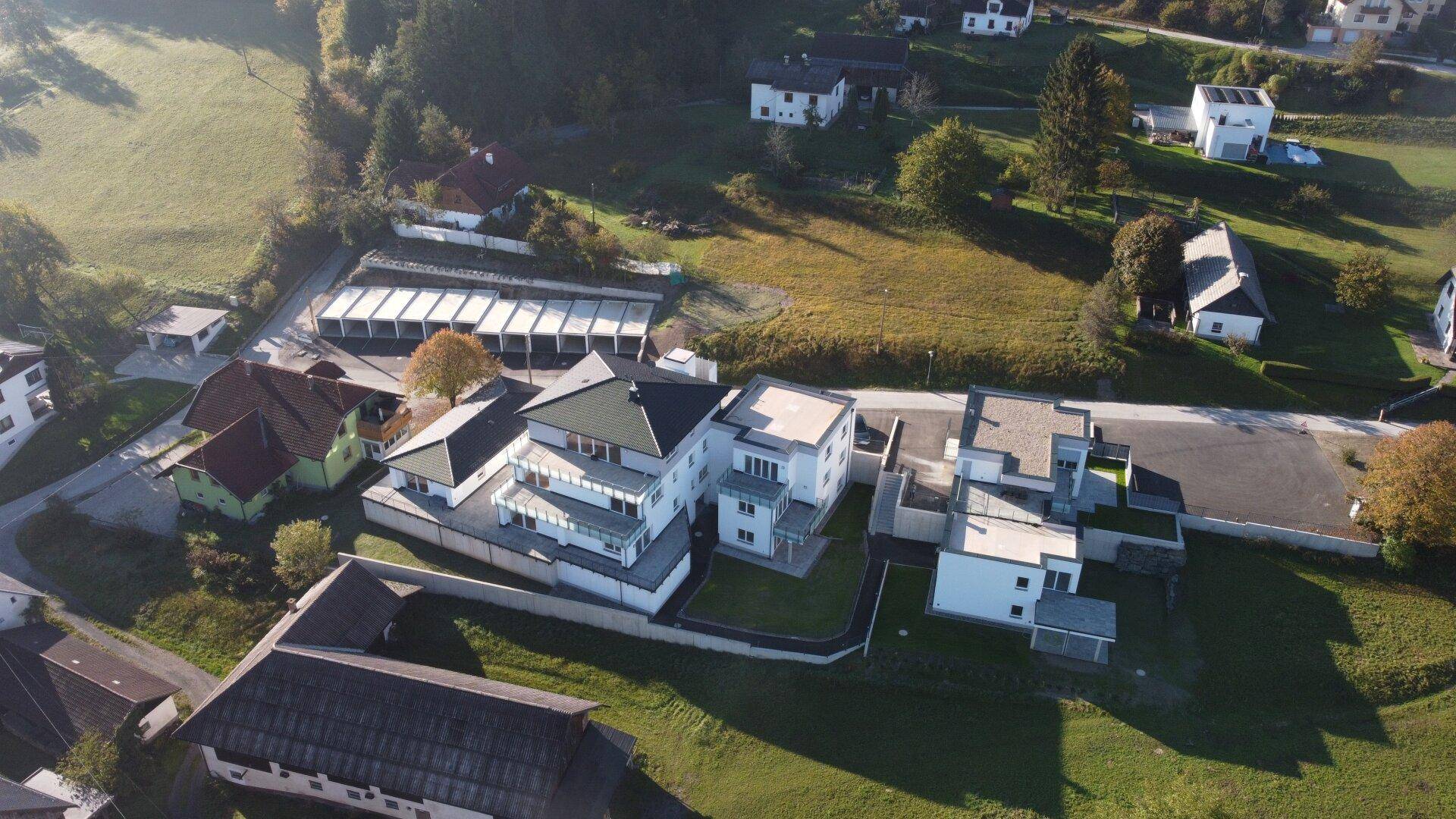 Überblick aus der Vogelperspektive über die Wohnanlage und die umliegende Natur.