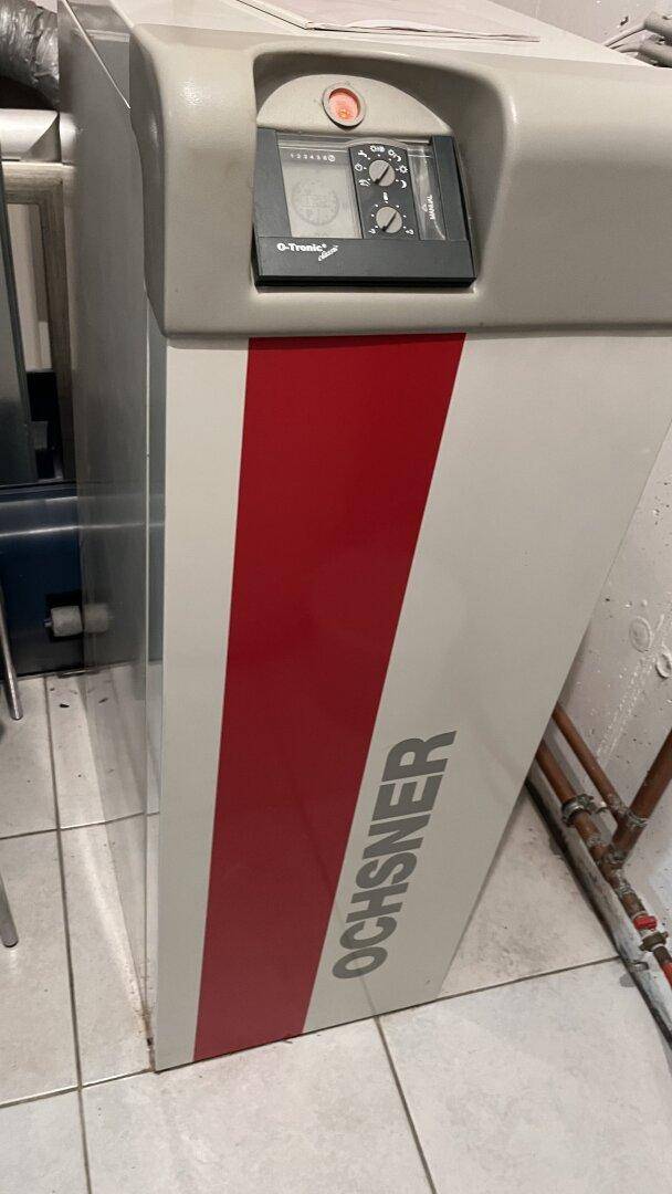 Heizungsraum mit moderner Wärmepumpe und technischen Installationen.